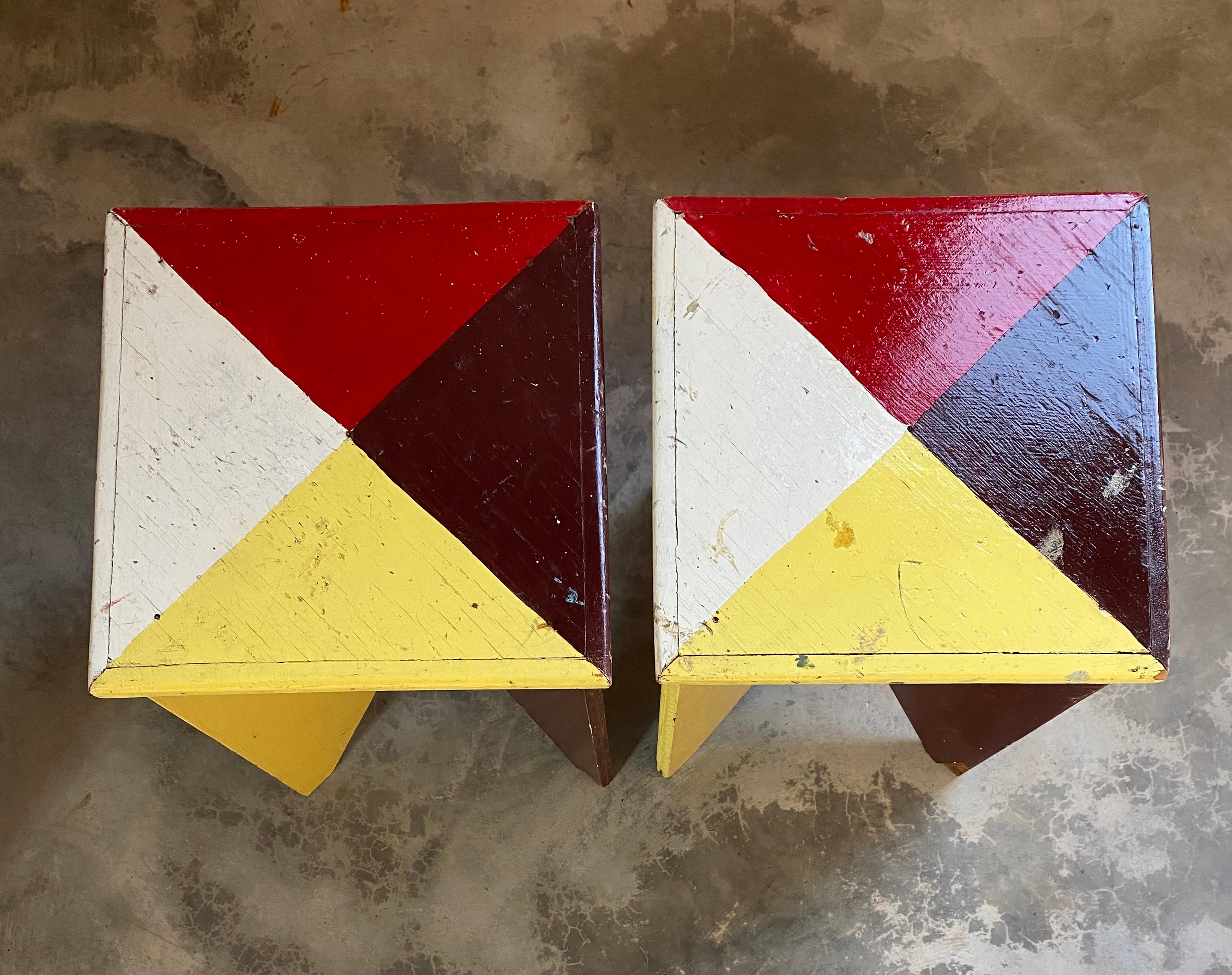 Paire de tables peintes d'art populaire géométrique en vente 7