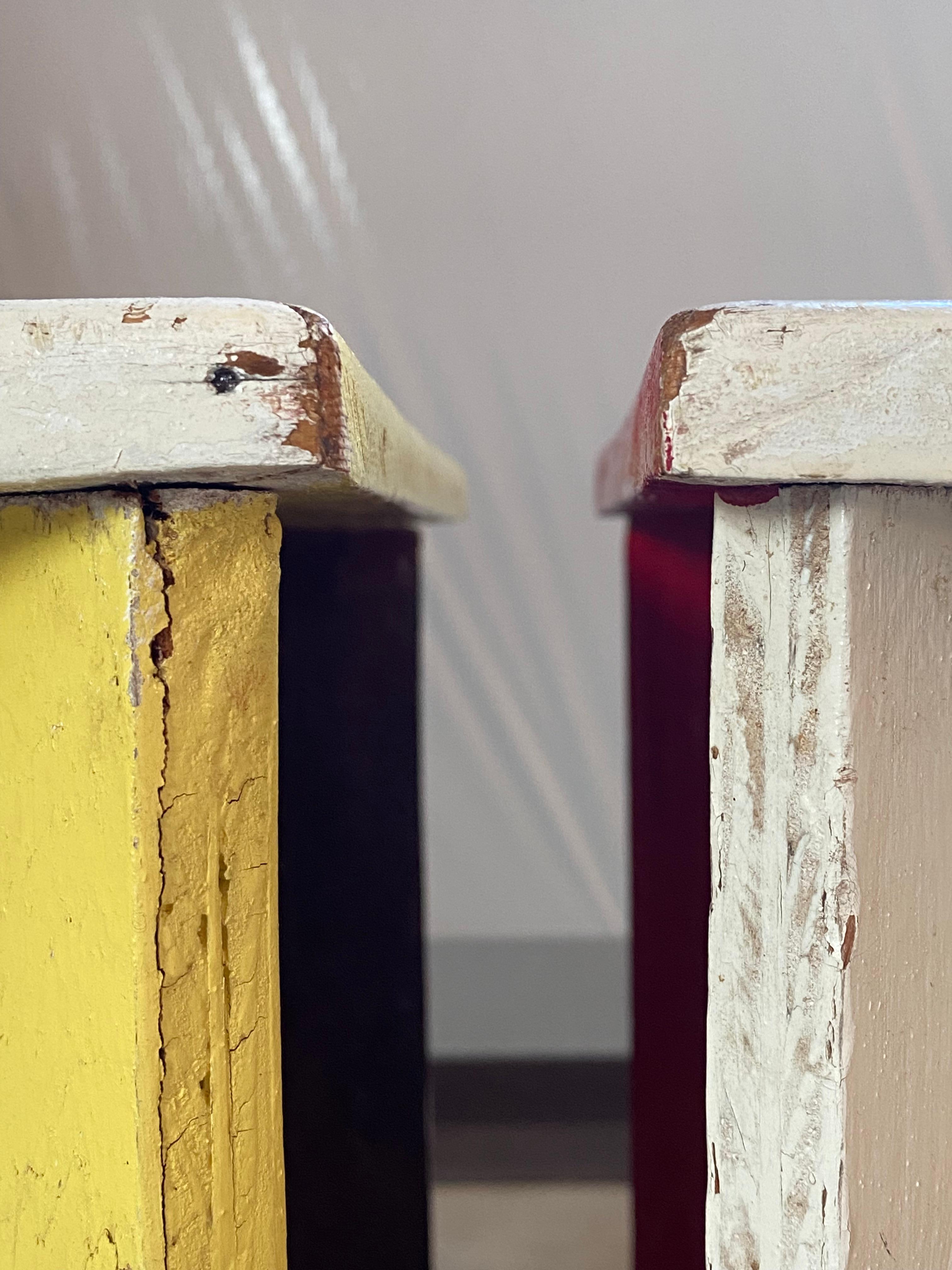 Paire de tables peintes d'art populaire géométrique en vente 8