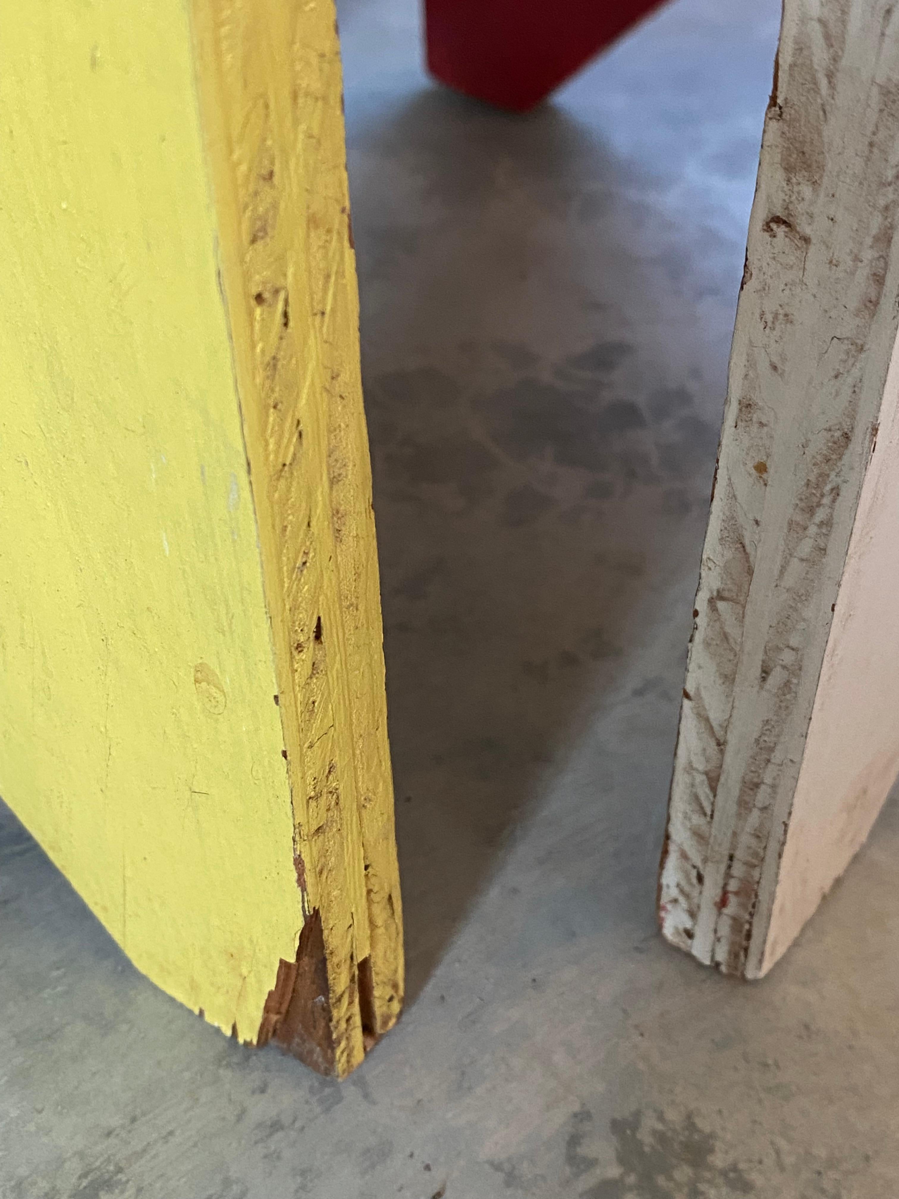 Paire de tables peintes d'art populaire géométrique en vente 10