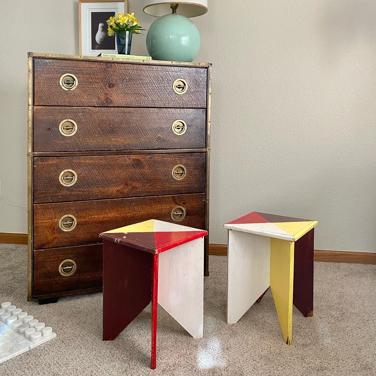 Tables d'appoint fantaisistes fabriquées à la main selon les principes de l'art populaire, dans une palette très ludique. Robuste et lumineux, avec une combinaison de couleurs sophistiquée et inattendue, mis en valeur par la géométrie de la