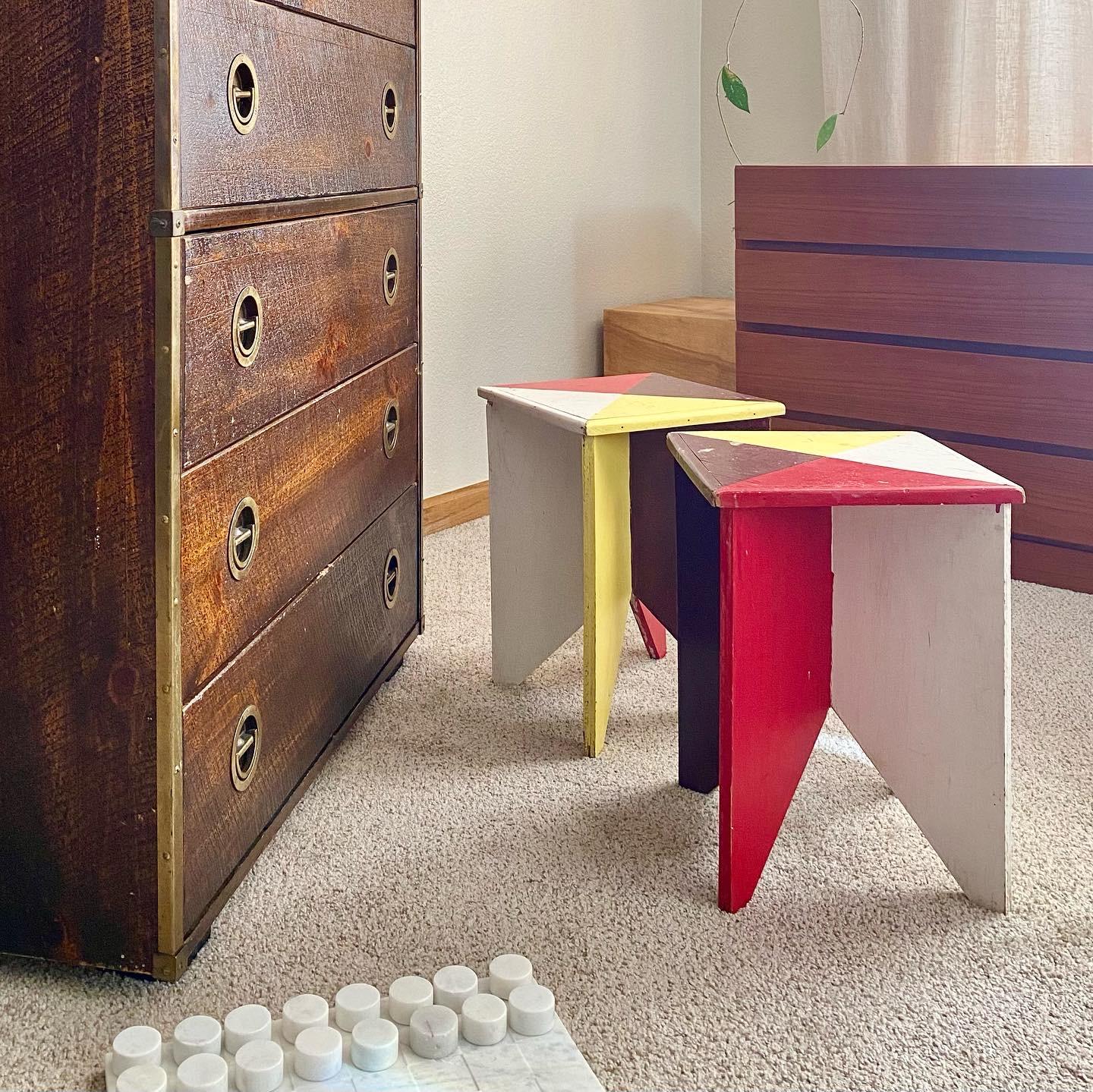Artisanat Paire de tables peintes d'art populaire géométrique en vente