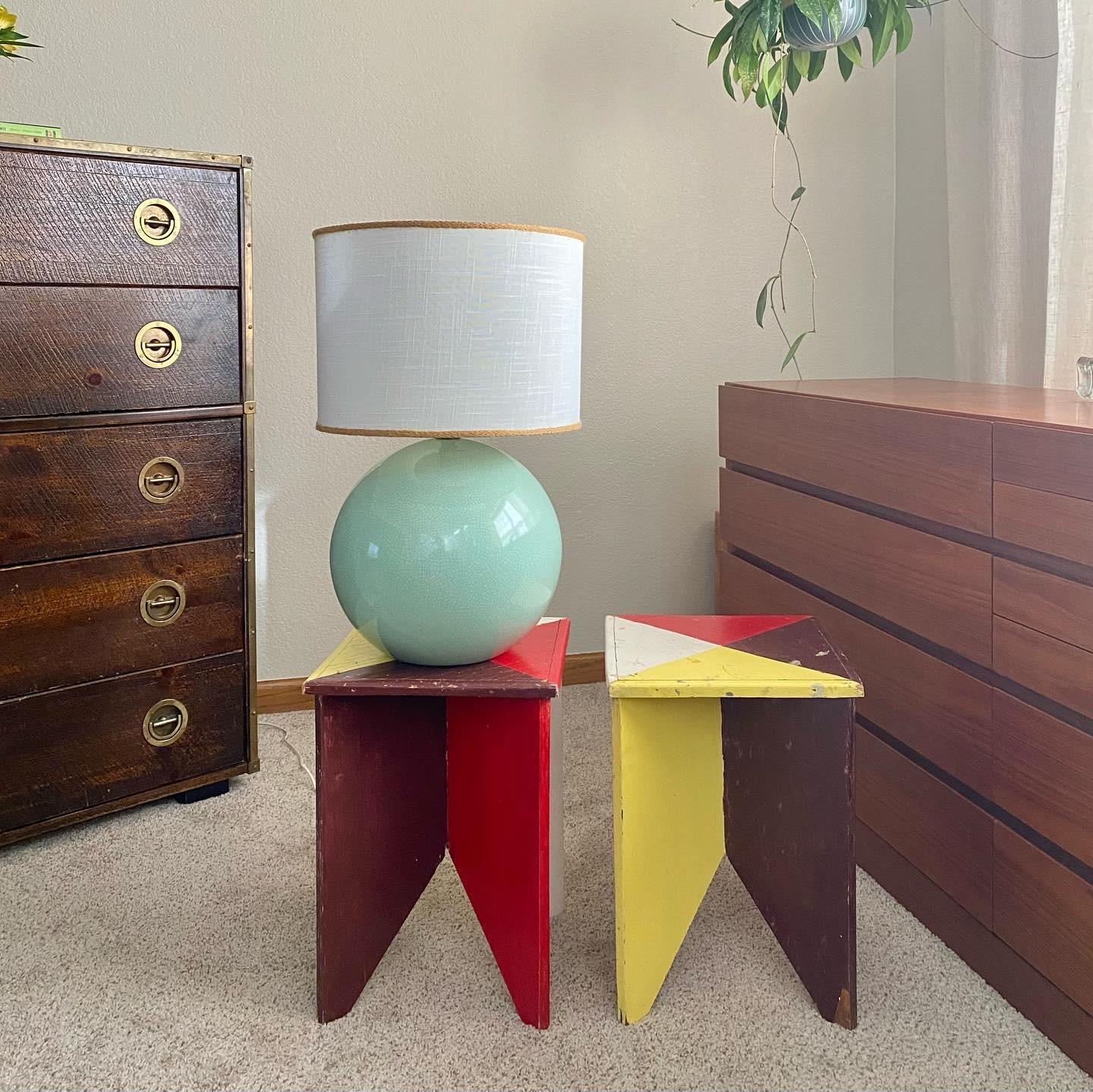 Paire de tables peintes d'art populaire géométrique Bon état - En vente à Round Top, TX