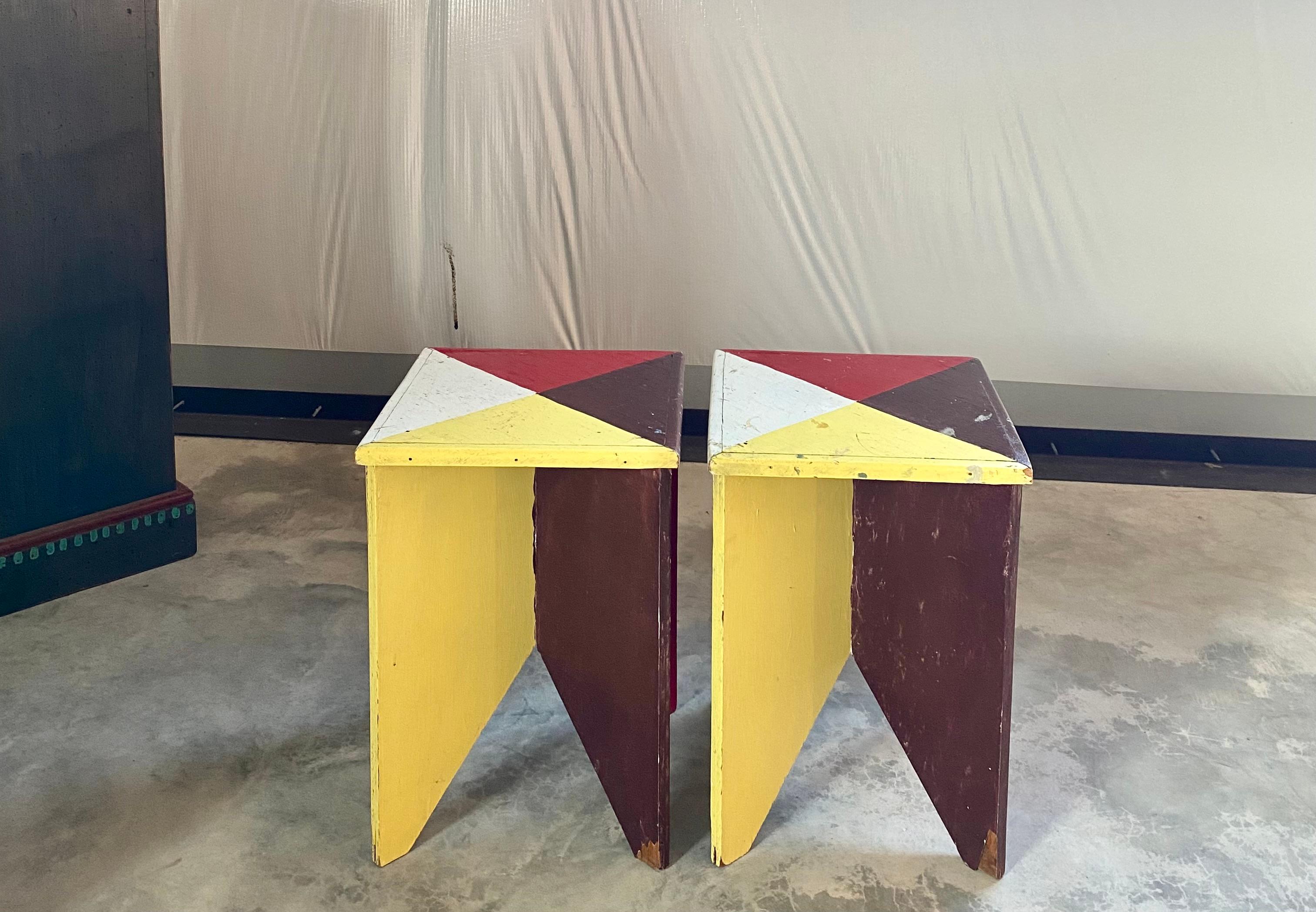 20ième siècle Paire de tables peintes d'art populaire géométrique en vente