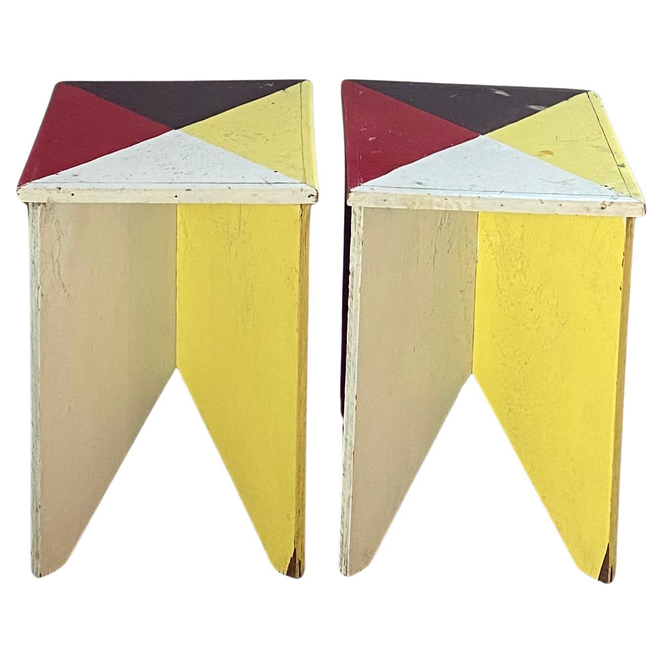 Contreplaqué Paire de tables peintes d'art populaire géométrique en vente