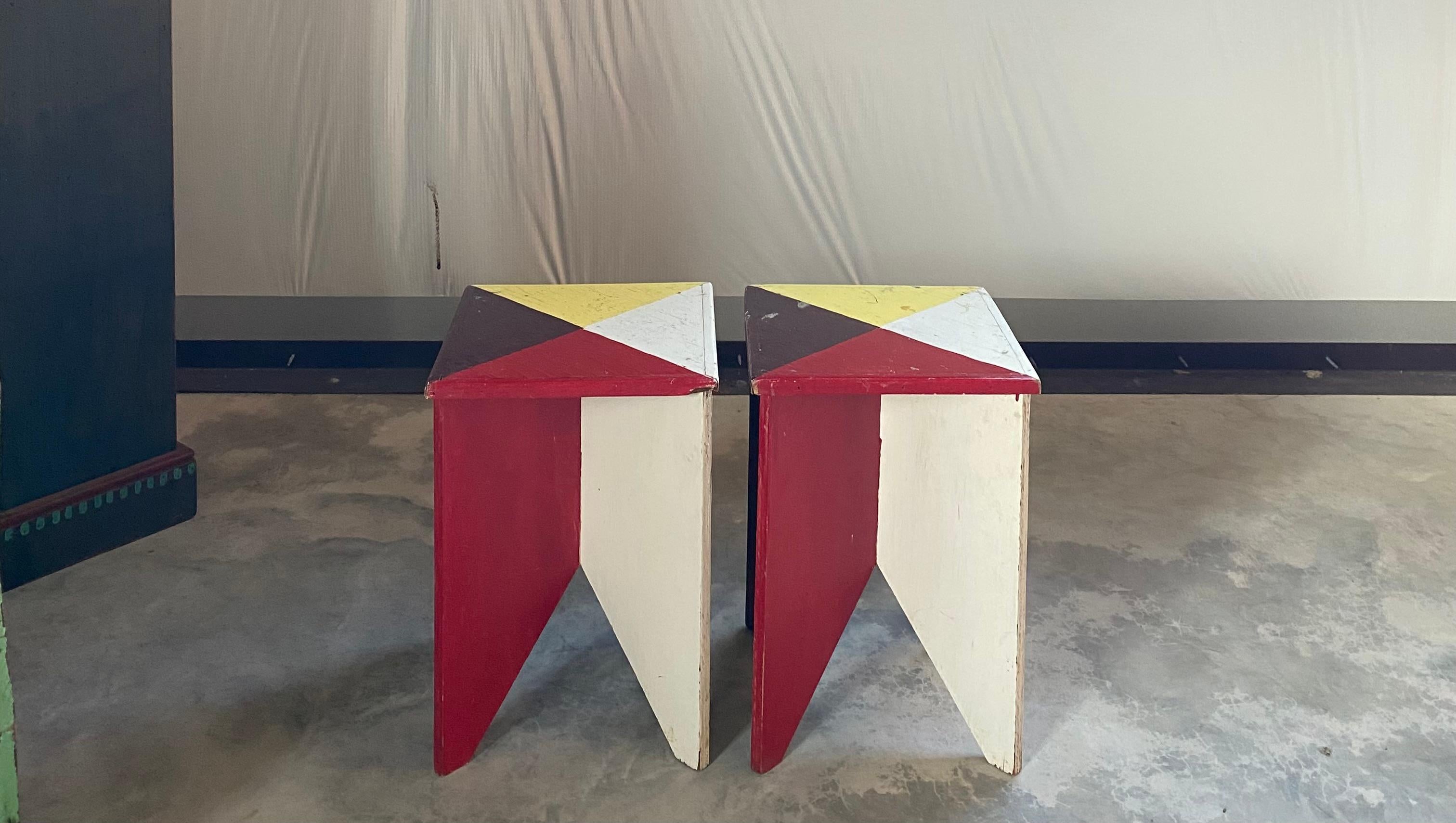 Paire de tables peintes d'art populaire géométrique en vente 1
