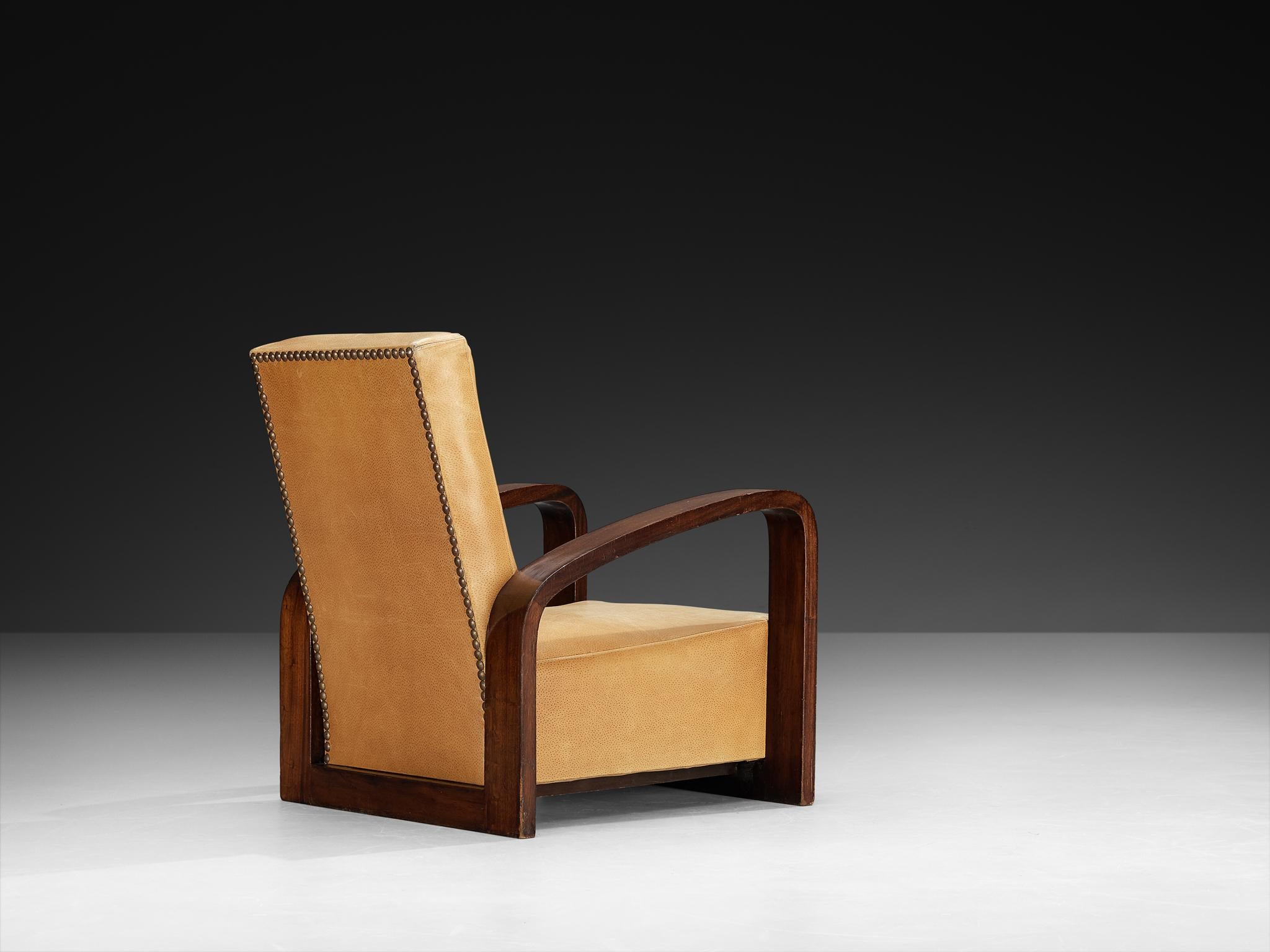 Chaise longue, acajou, cuir, France, années 1940

D'un design Art déco français raffiné, cette chaise longue allie géométrie nette et élégance. La silhouette est définie par son cadre audacieux en acajou, gracieusement incurvé pour former des