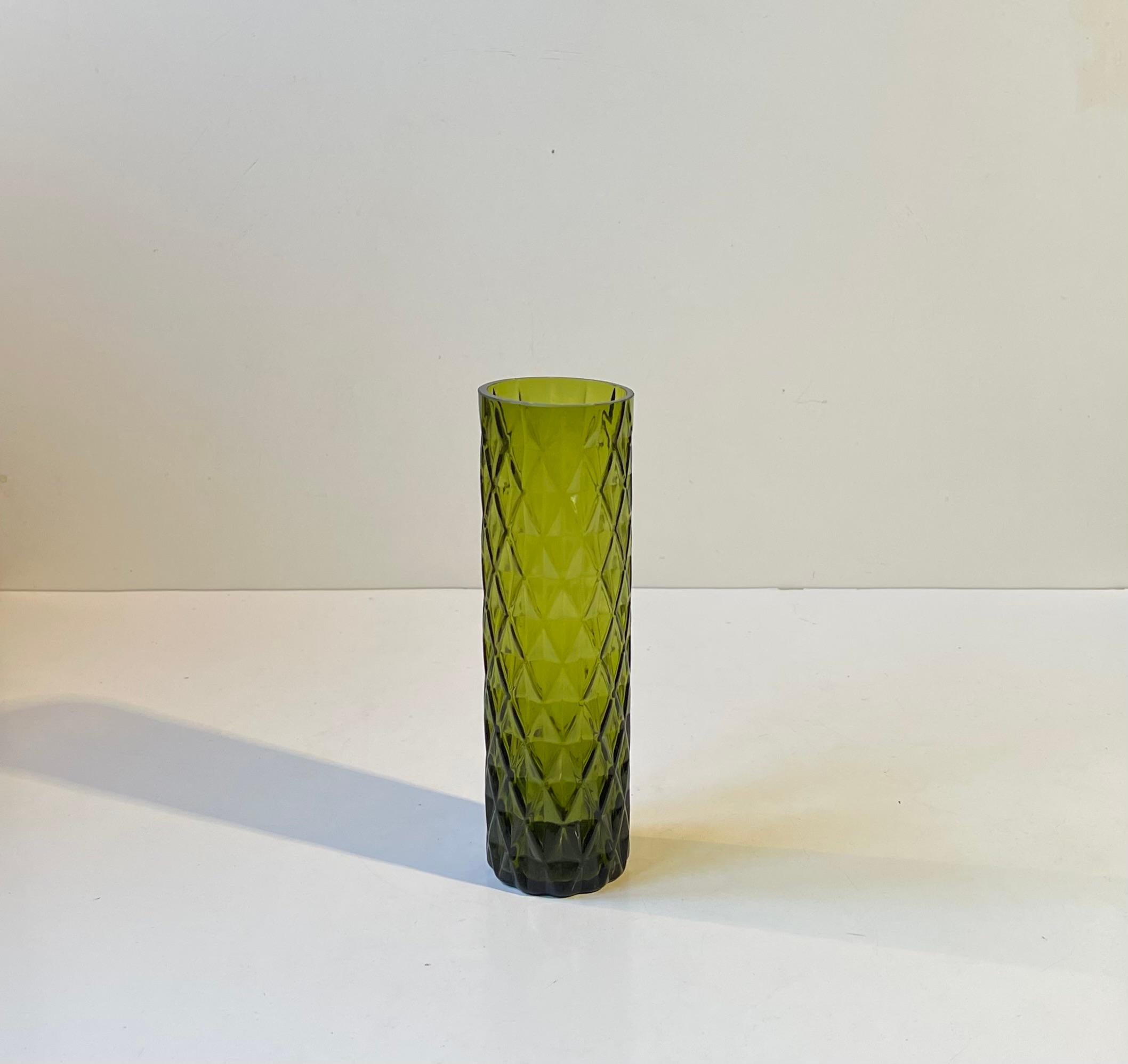 Art déco Vase géométrique en verre teinté vert de style Art Déco français en vente