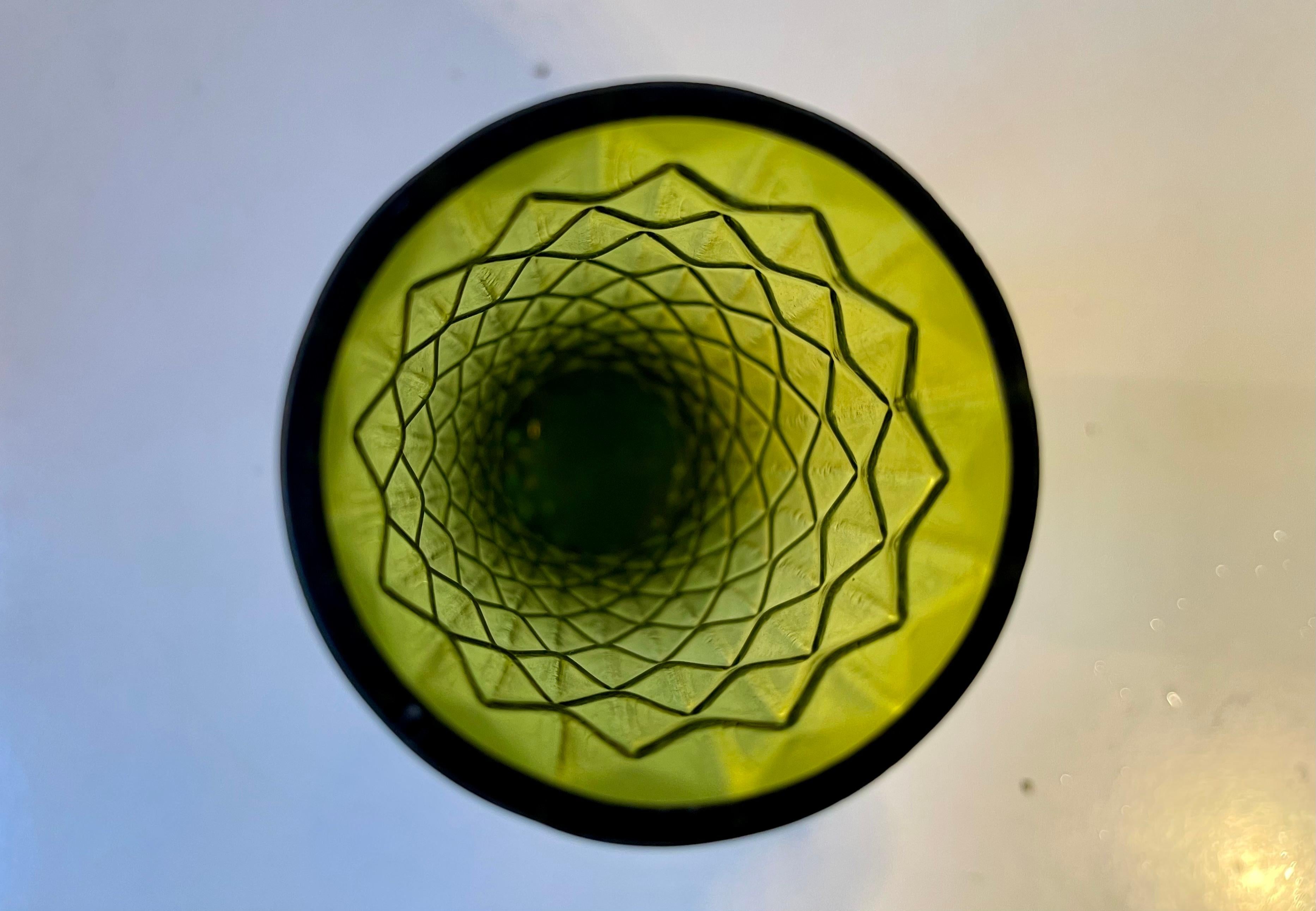 Français Vase géométrique en verre teinté vert de style Art Déco français en vente