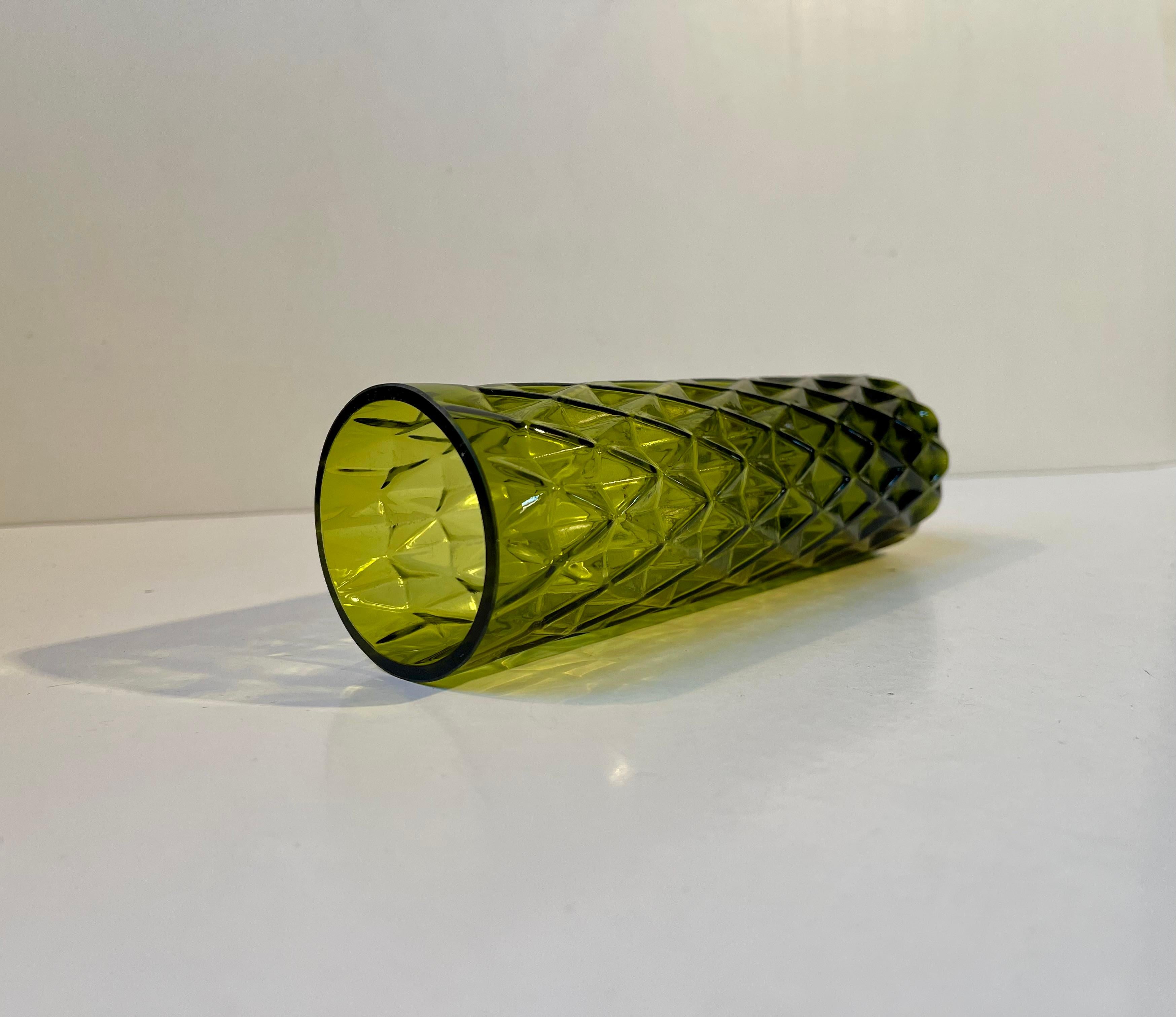 Moulage Vase géométrique en verre teinté vert de style Art Déco français en vente