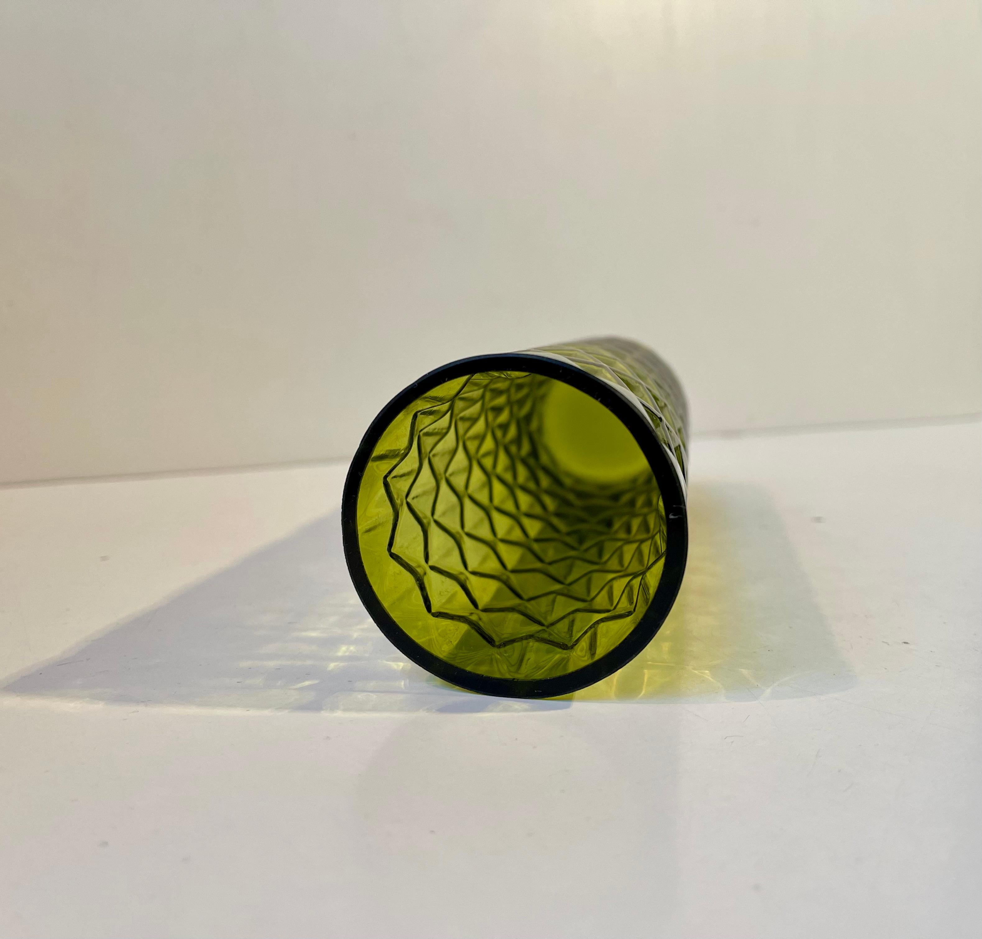 Vase géométrique en verre teinté vert de style Art Déco français Bon état - En vente à Esbjerg, DK