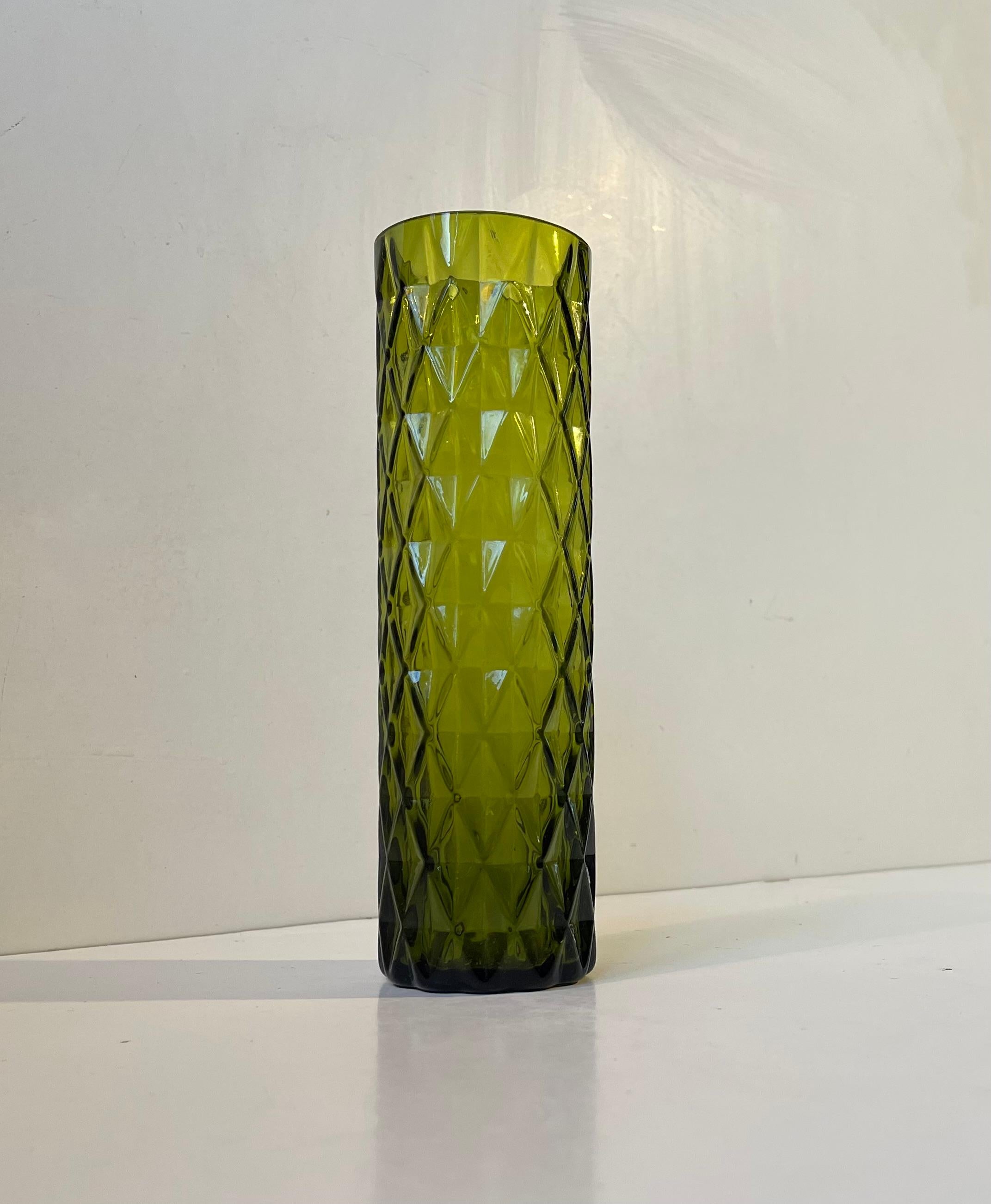 20ième siècle Vase géométrique en verre teinté vert de style Art Déco français en vente