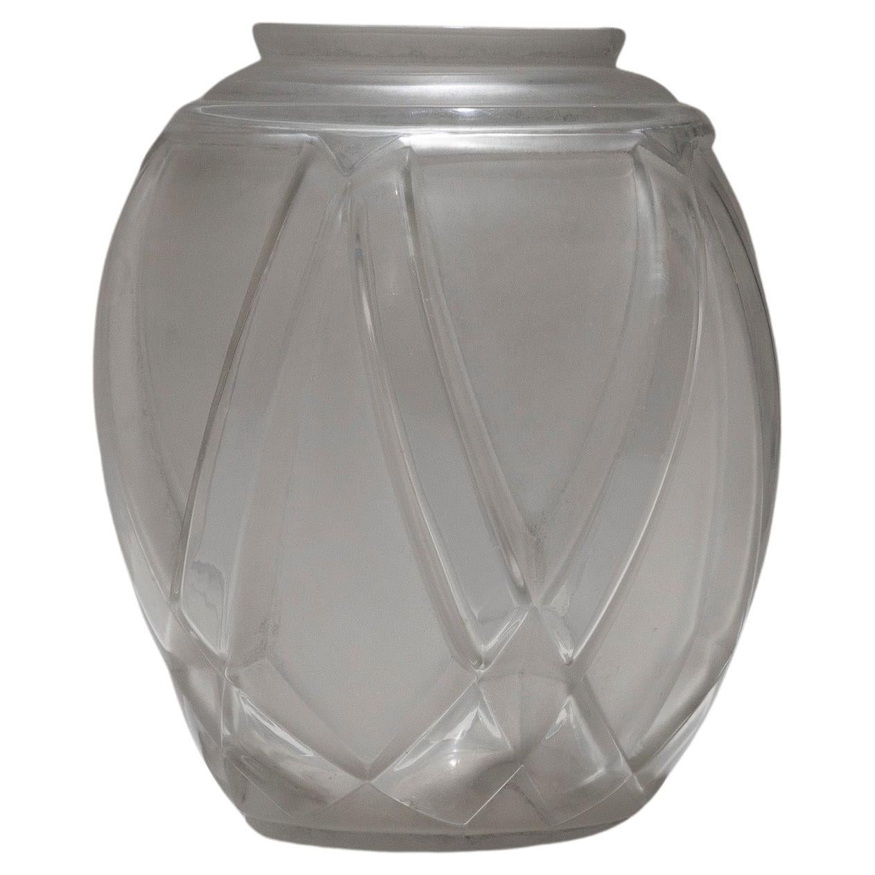 Vaso ovoidale in vetro smerigliato modellato del vetraio francese André Hunebelle, in stile Art Déco degli anni '30. Il corpo è ornato da motivi geometrici trasparenti in rilievo: punte di diamante si innalzano dalla base in bande rettangolari che
