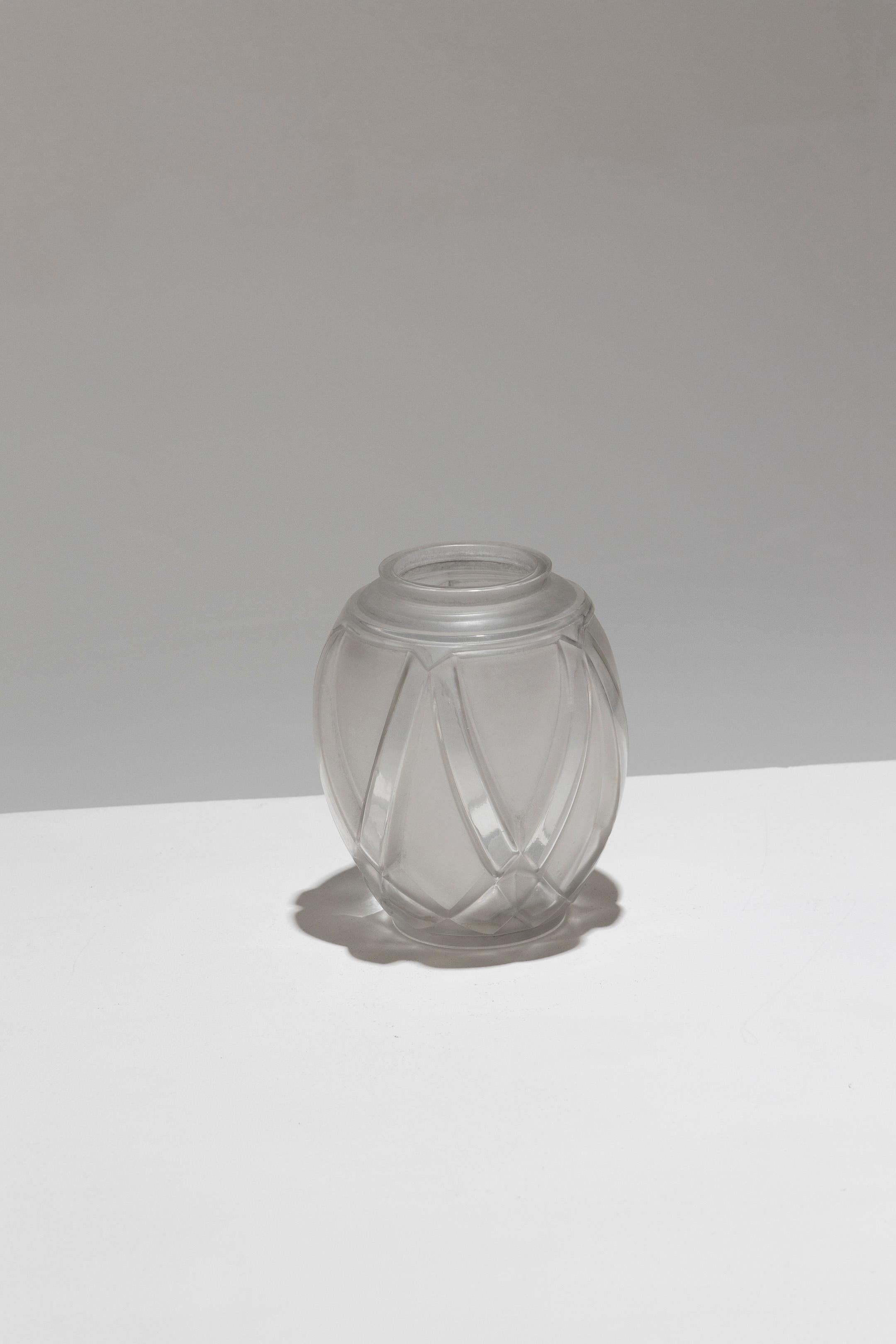Vaso geometrico in vetro smerigliato di André Hunebelle, 1930. In condizioni buone in vendita a PARIS, FR