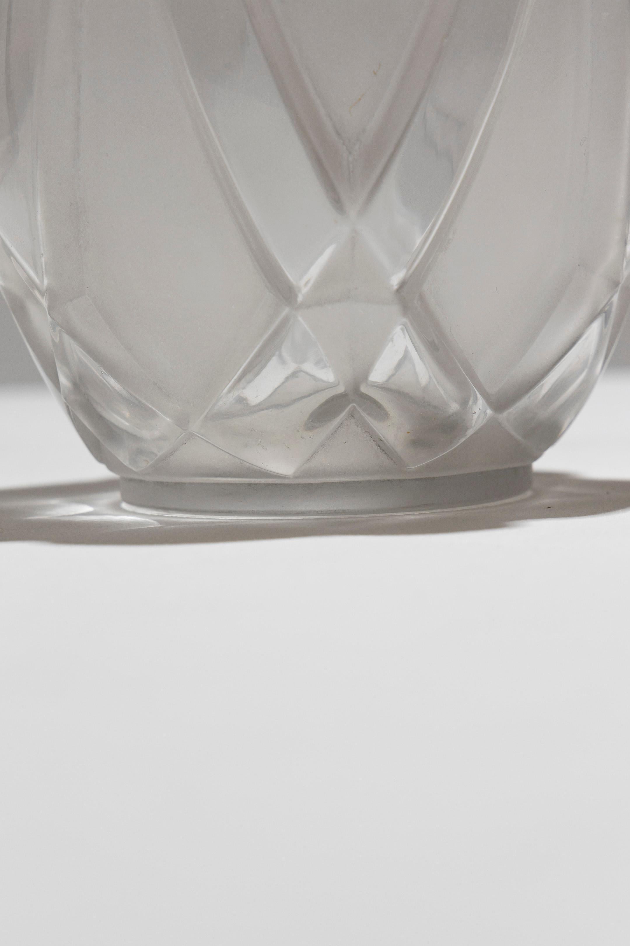 Vaso geometrico in vetro smerigliato di André Hunebelle, 1930. in vendita 1