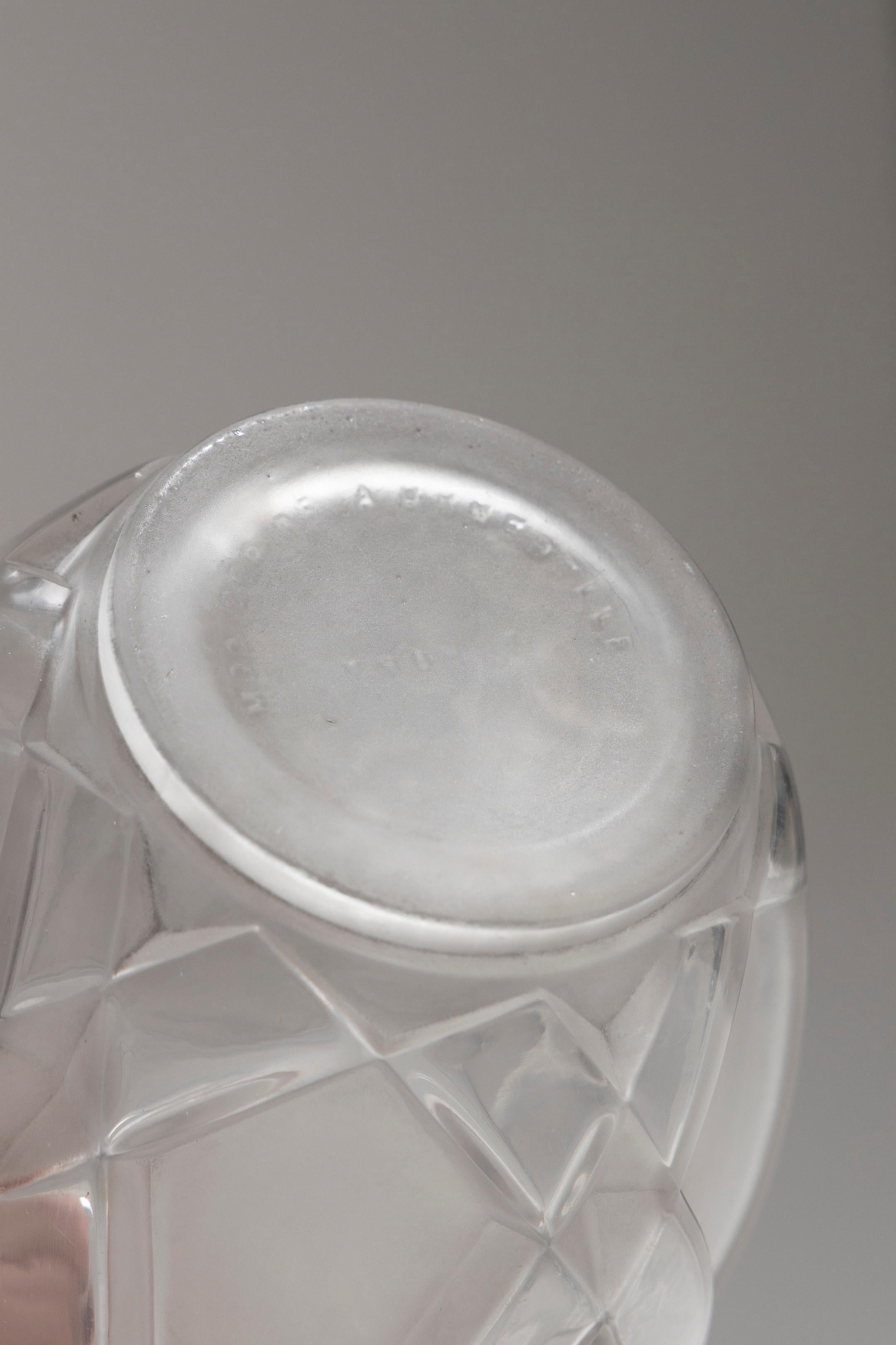 Vaso geometrico in vetro smerigliato di André Hunebelle, 1930. in vendita 3