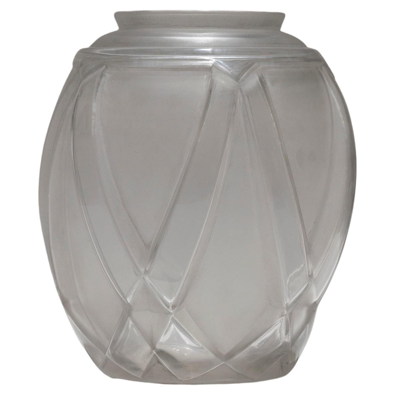 Vaso geometrico in vetro smerigliato di André Hunebelle, 1930.