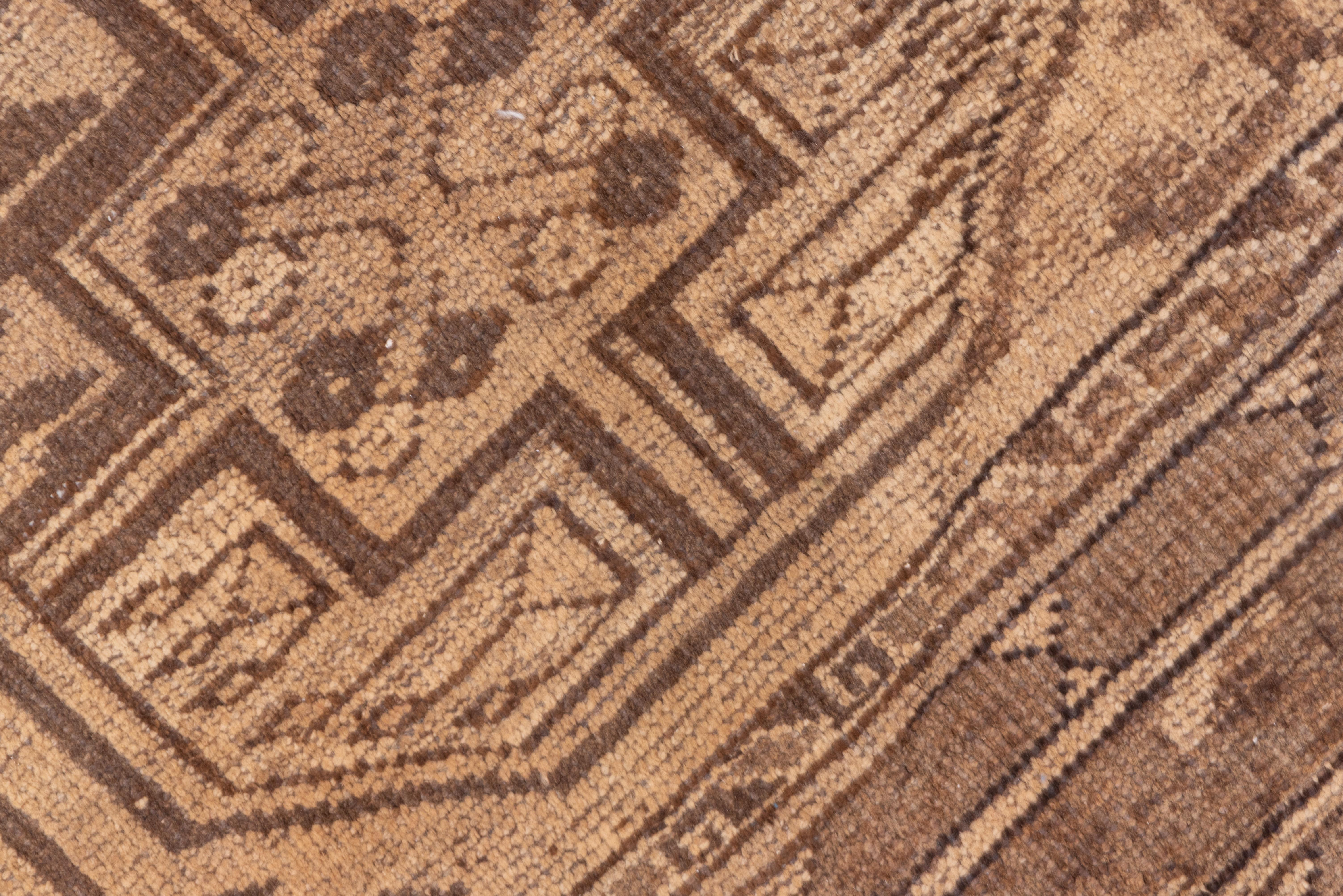Drei Säulen mit je sieben geviertelten, achteckigen, charakteristischen Guls schmücken den strohgedeckten Boden. Die Bordüren sind alle im turkmenischen Stil gehalten, einschließlich eines Hauptstreifens mit kreuzzentrierten Sechsecken.