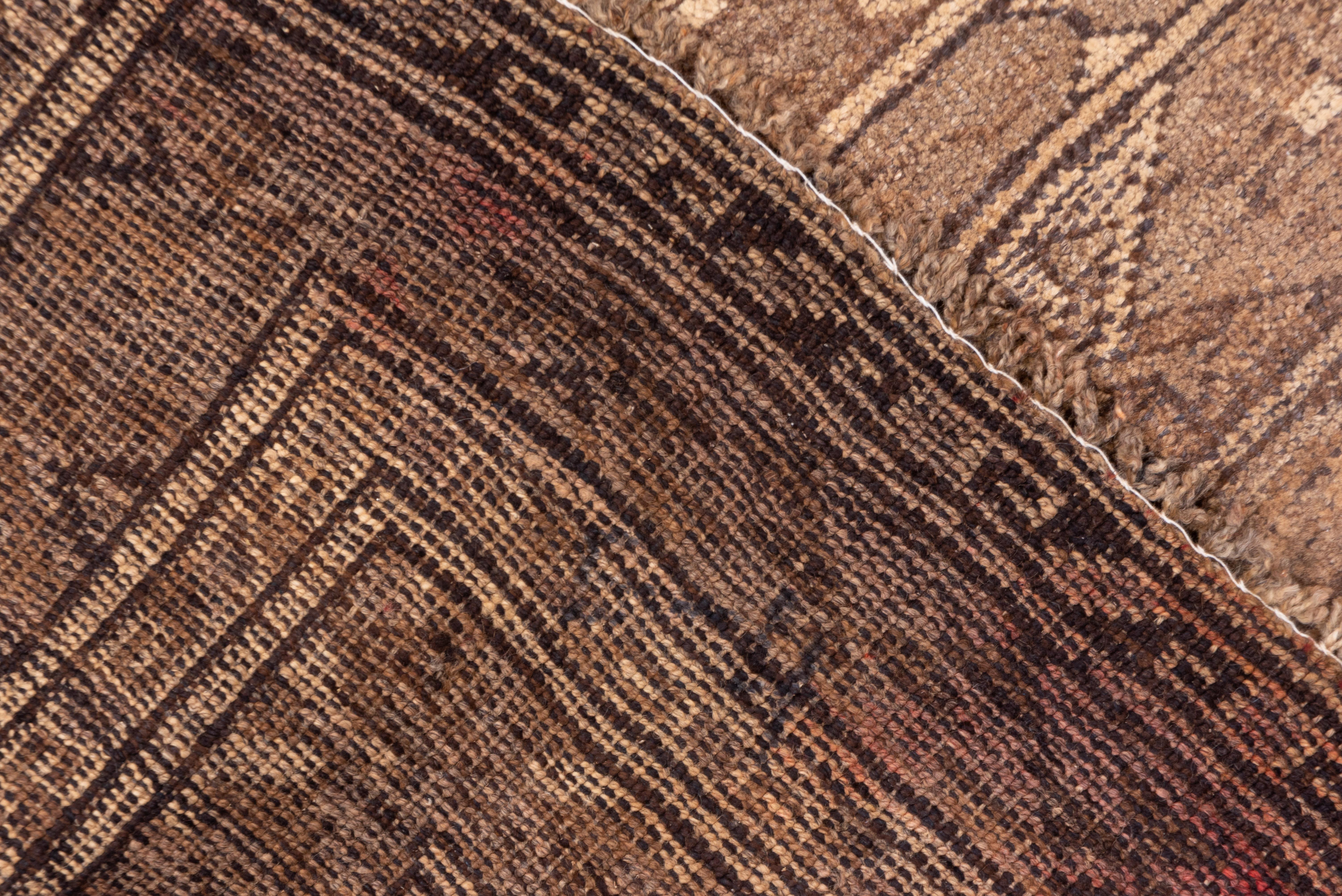 Tapis géométrique Turkomen pour hommes, champ brun clair Bon état - En vente à New York, NY