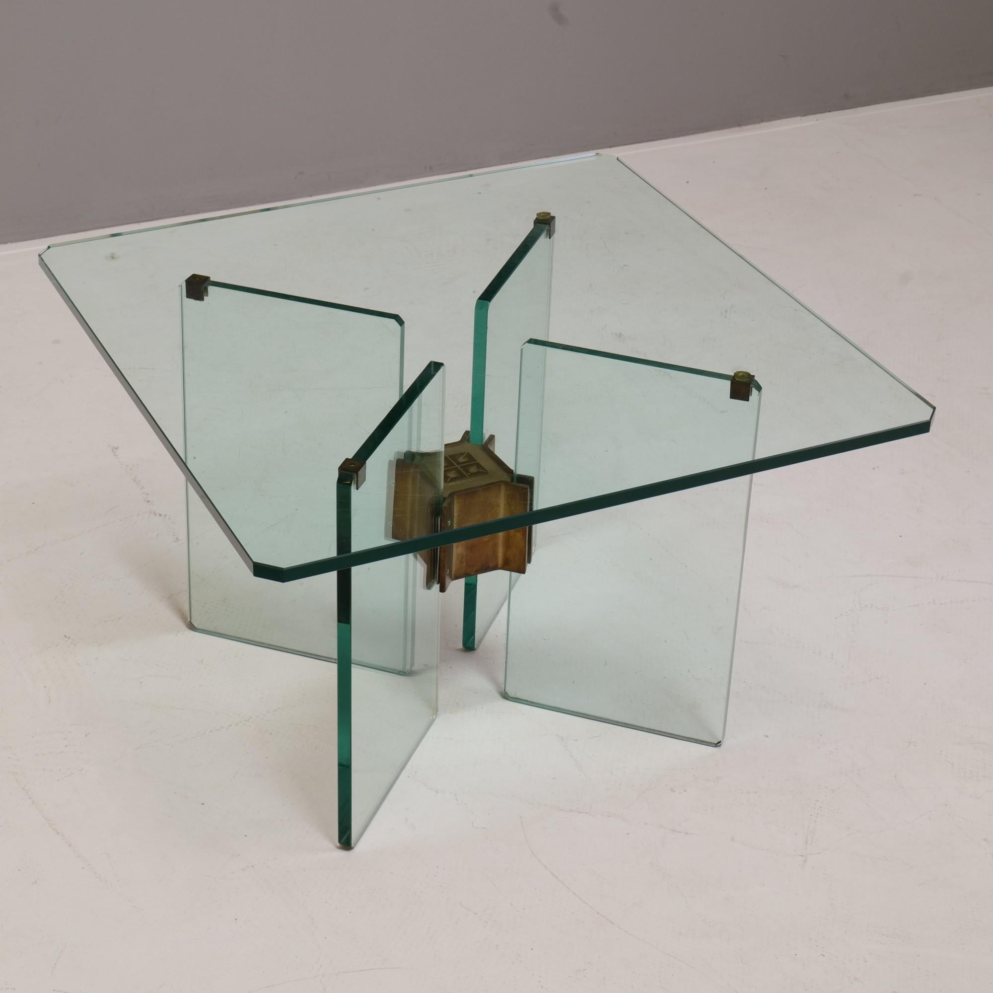Mid-Century Modern Table basse géométrique allemande en verre et laiton de Peter Ghyczy, années 1980 en vente