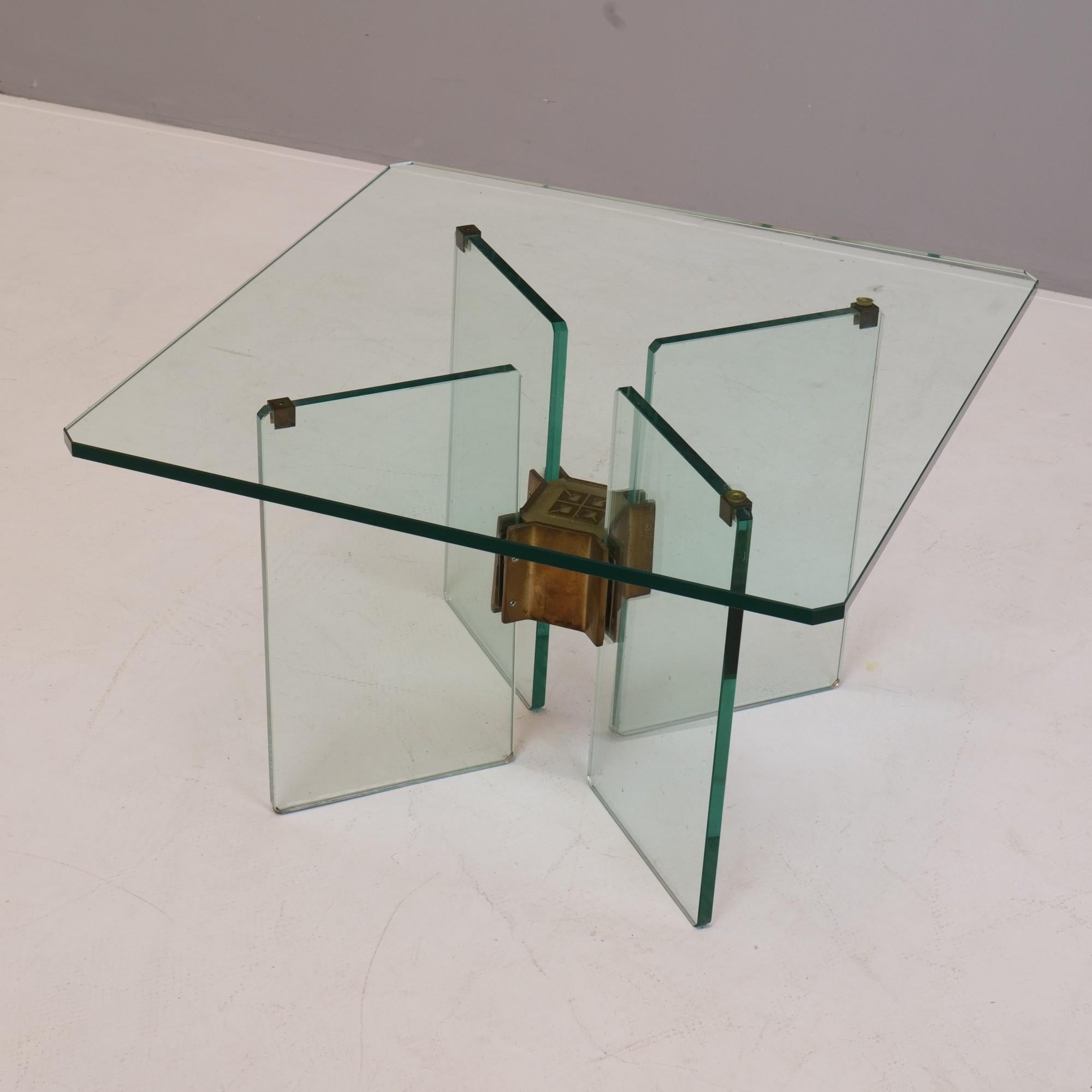 Allemand Table basse géométrique allemande en verre et laiton de Peter Ghyczy, années 1980 en vente