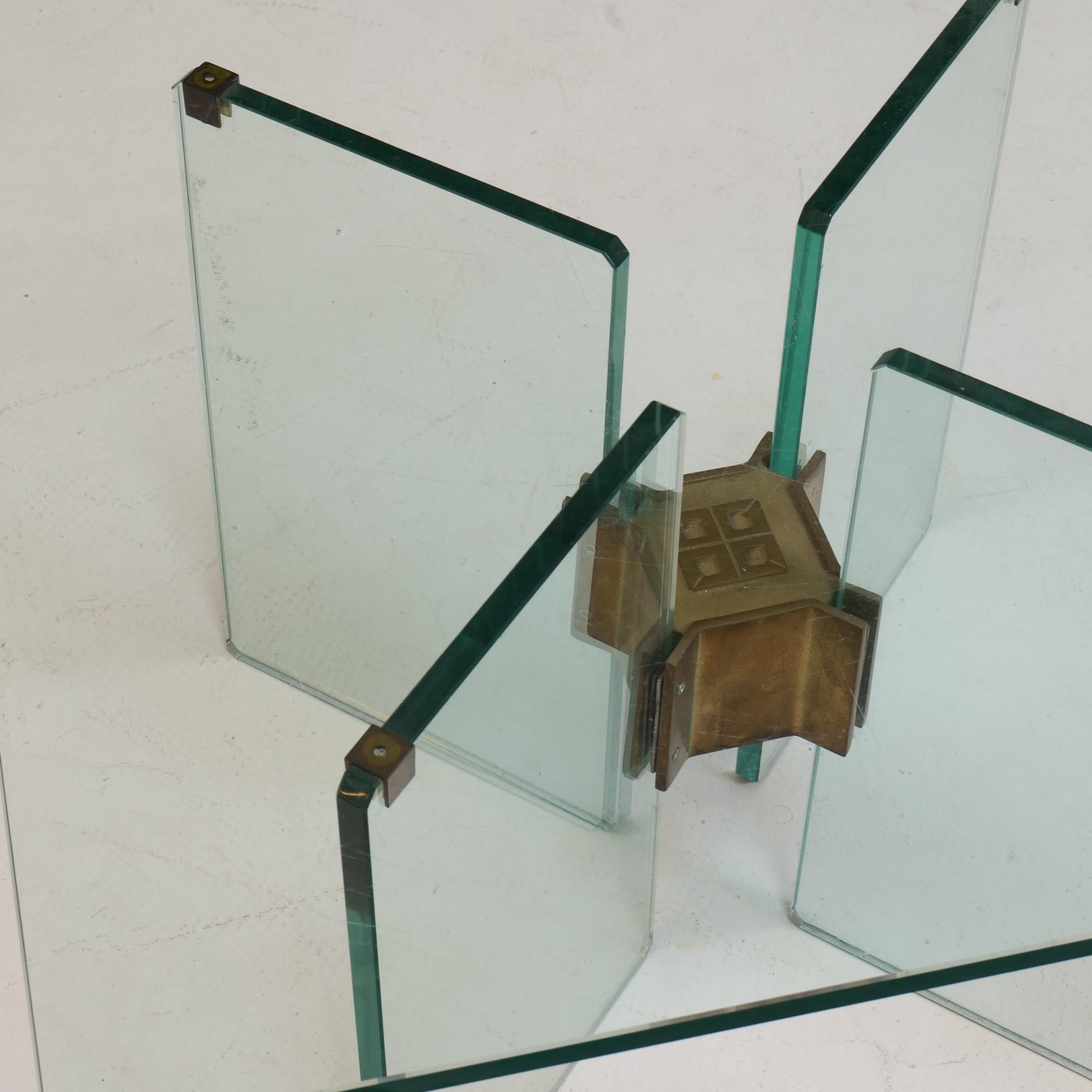 Fin du 20e siècle Table basse géométrique allemande en verre et laiton de Peter Ghyczy, années 1980 en vente