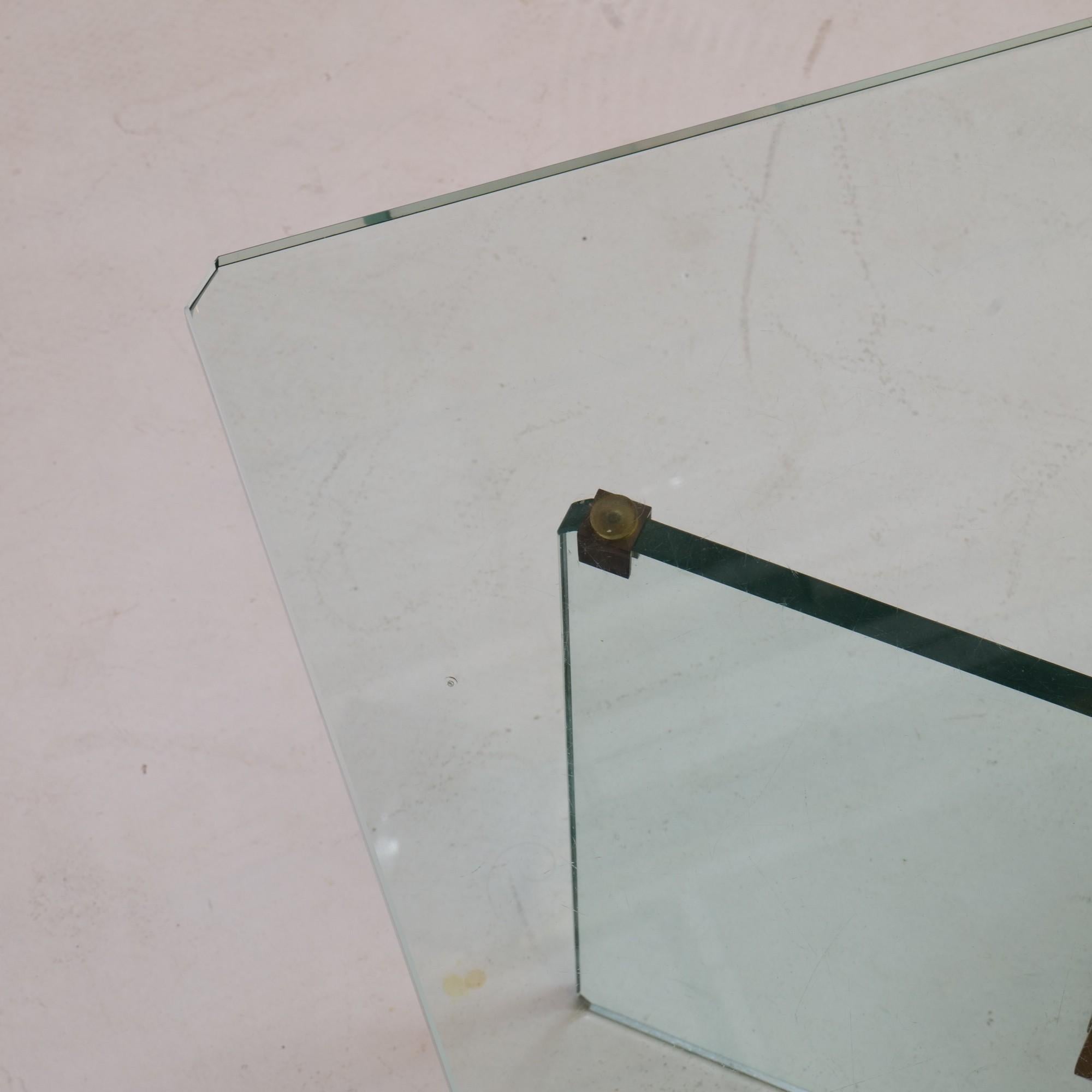 Laiton Table basse géométrique allemande en verre et laiton de Peter Ghyczy, années 1980 en vente