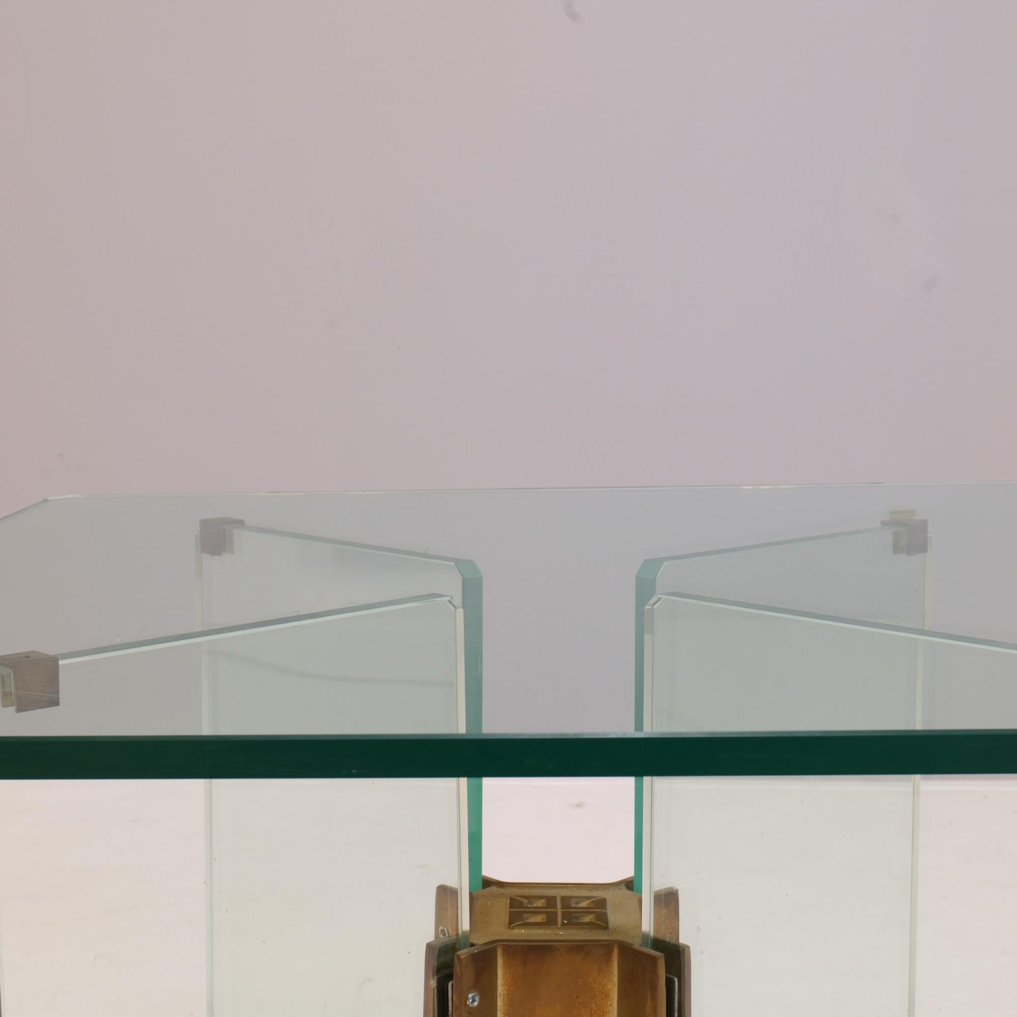 Table basse géométrique allemande en verre et laiton de Peter Ghyczy, années 1980 en vente 1