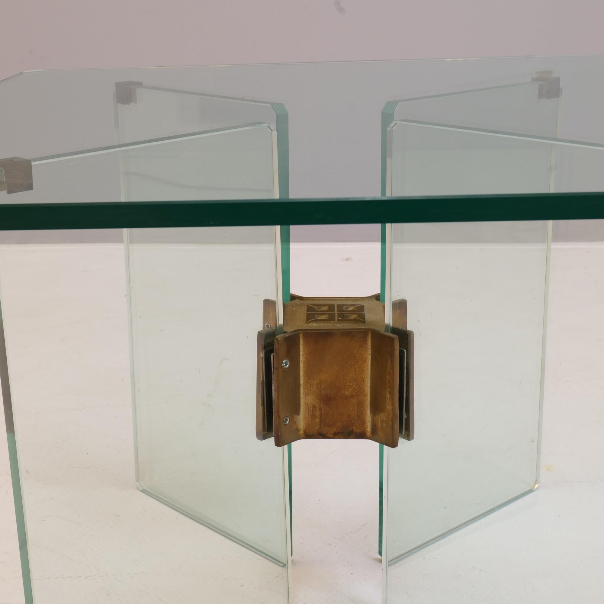 Table basse géométrique allemande en verre et laiton de Peter Ghyczy, années 1980 en vente 2