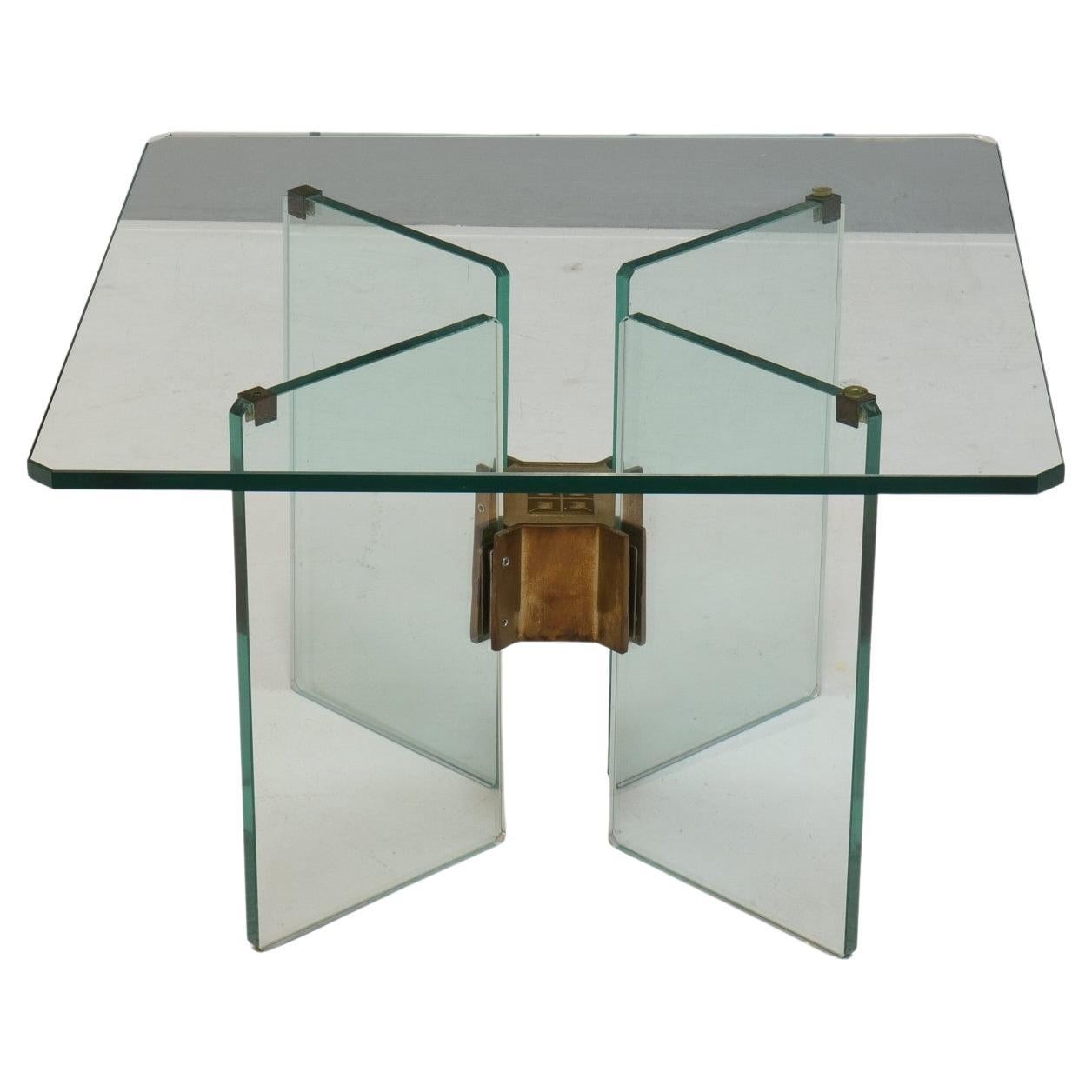 Mesa baja geométrica alemana de cristal y latón de Peter Ghyczy, años 80