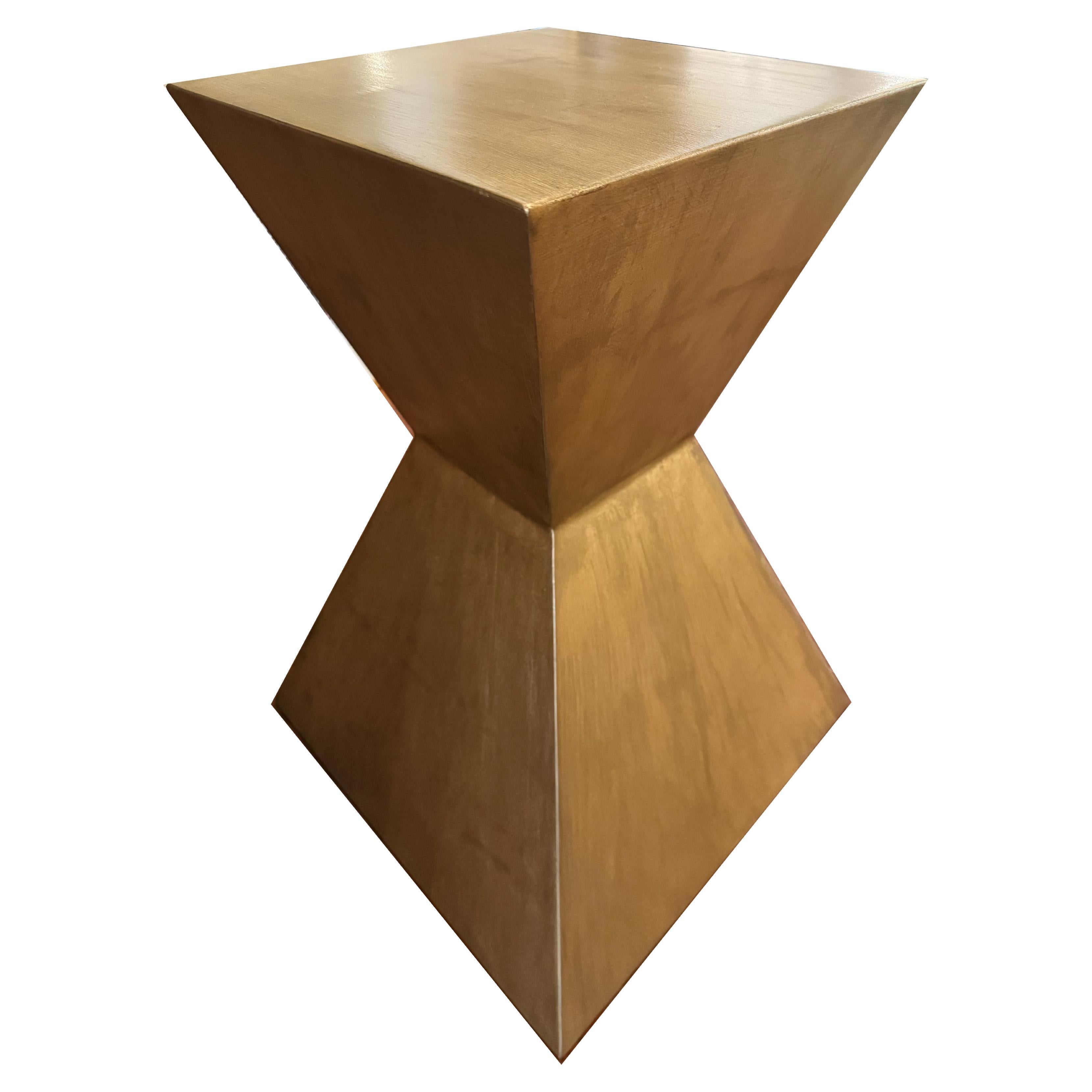 Piedistallo geometrico in metallo dorato in vendita
