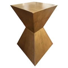 Piedistallo geometrico in metallo dorato