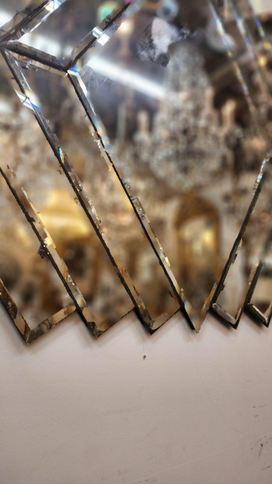 Miroir en verre avec panneaux en verre trapézoïdal et en verre en forme de losange. Monté pour être suspendu à la verticale ou à l'horizontale.