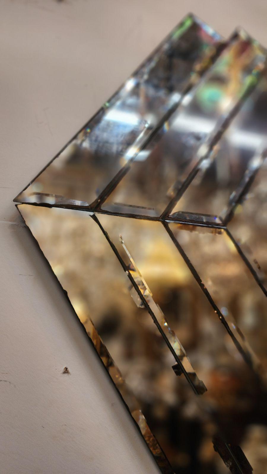 Miroir en verre géométrique Excellent état - En vente à Dallas, TX