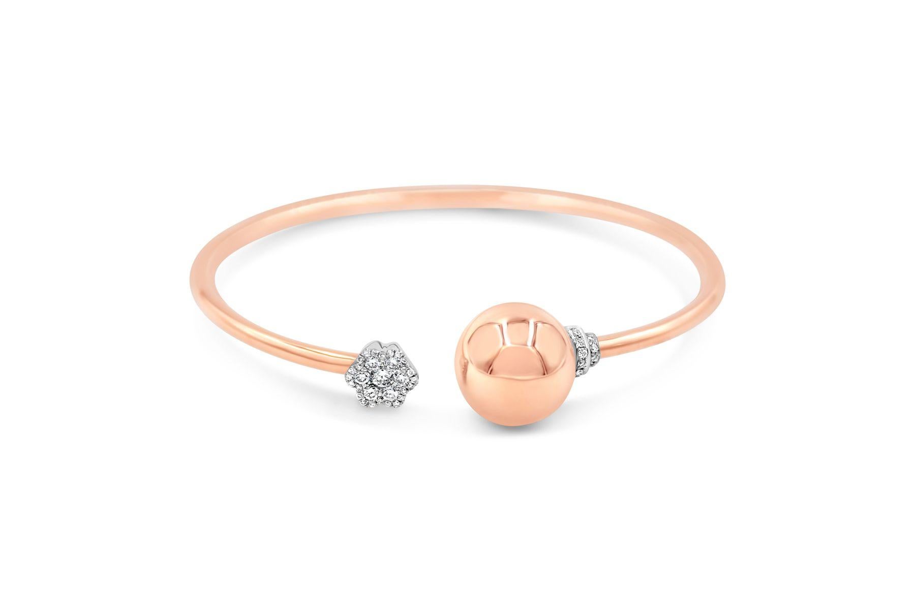 Geometrischer Armreif aus 18 Karat Roségold mit goldener Kugelkugelkugel und Diamantpavé
18 Karat Weiß- und Roségold
0,50 Karat Diamanten
Biegsames flexibles Armband Struktur
Handgelenk Größen - Kann von 7-8 Zoll Handgelenk passen

Wichtige