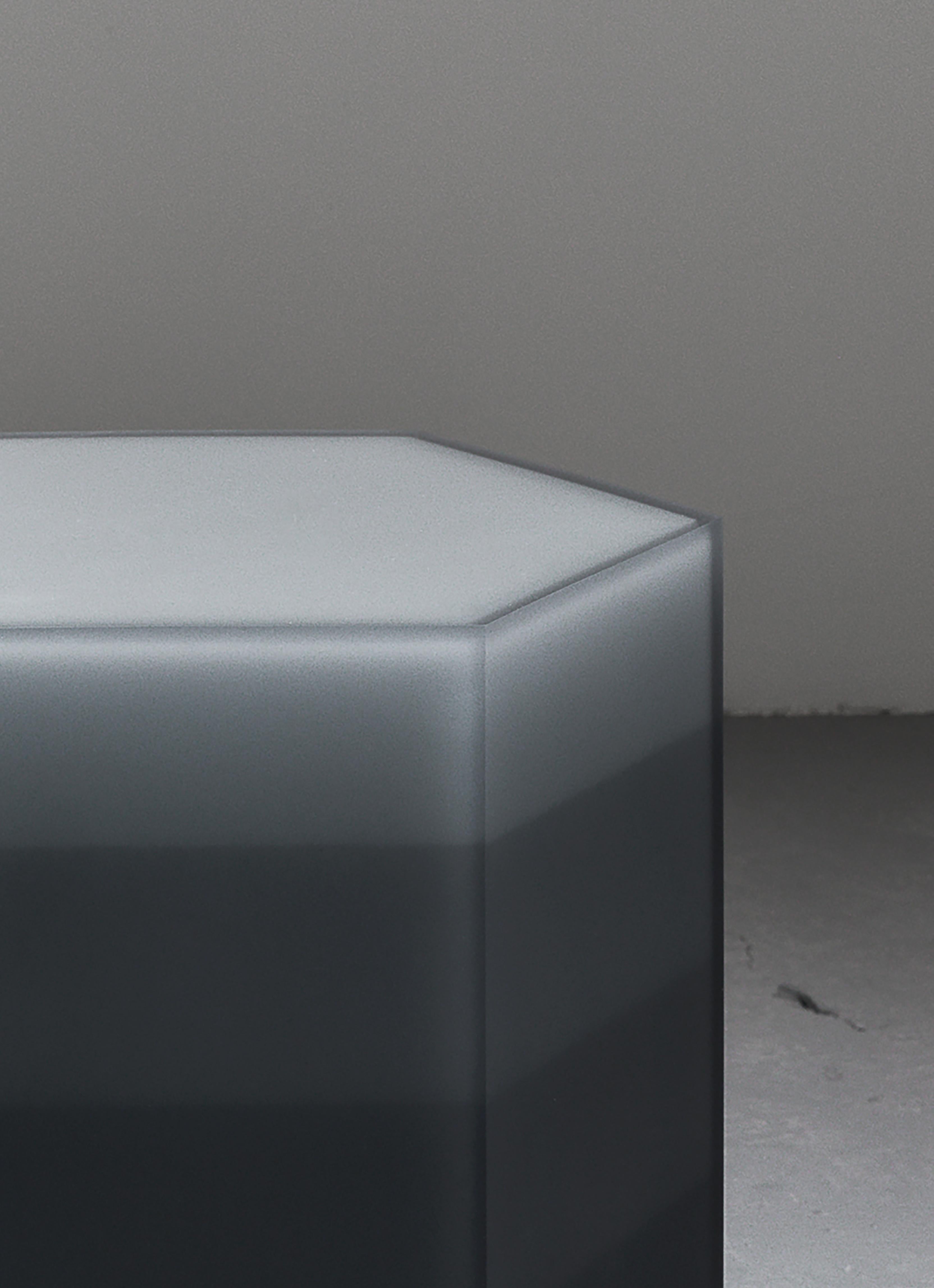 Geometrischer Hex-Kasten-Beistelltisch / Hocker aus grauem Epoxidharz mit geometrischem Gradient, von Facture im Zustand „Neu“ im Angebot in New York, NY