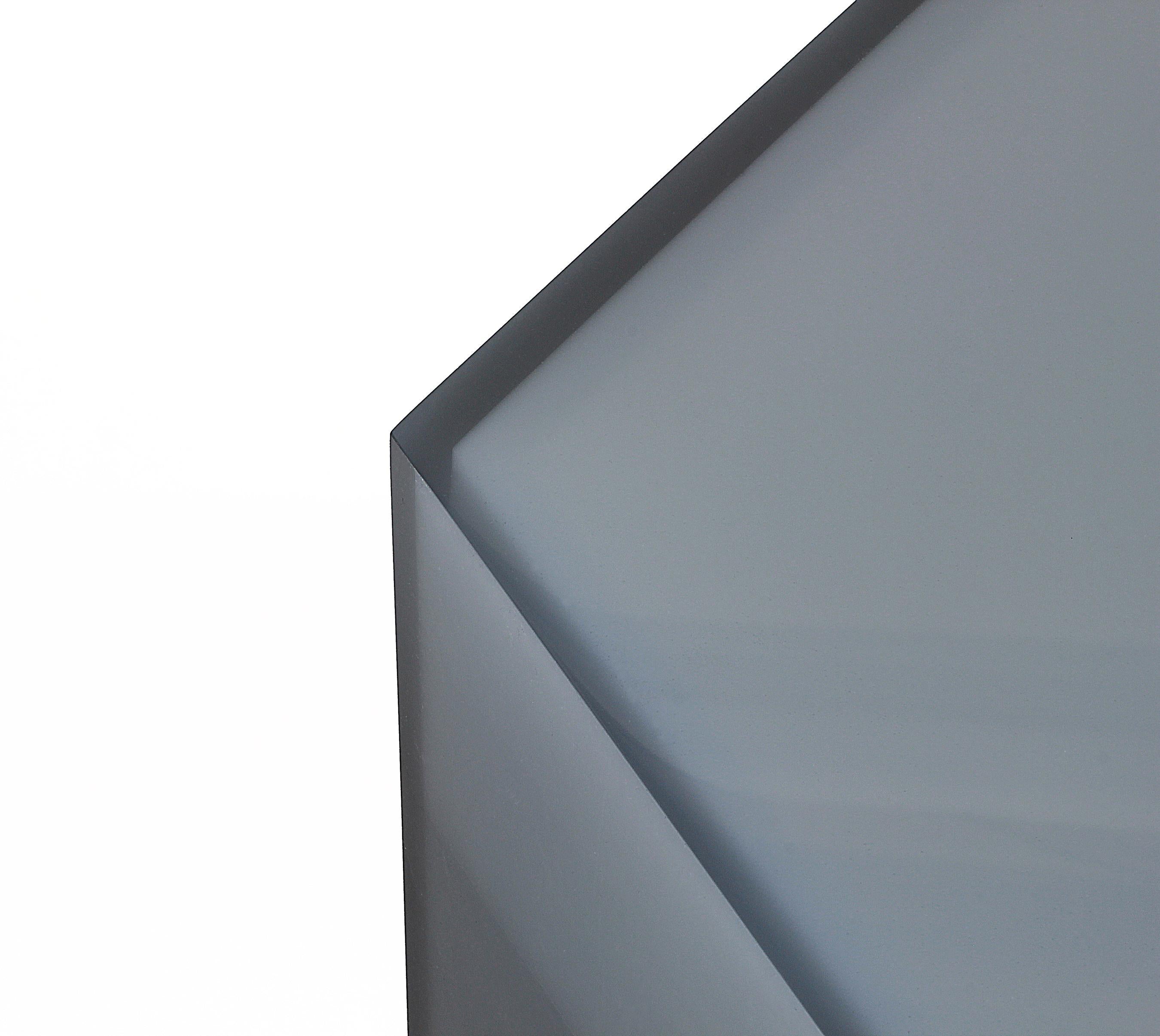 Geometrischer Hex-Kasten-Beistelltisch / Hocker aus grauem Epoxidharz mit geometrischem Gradient, von Facture (21. Jahrhundert und zeitgenössisch) im Angebot