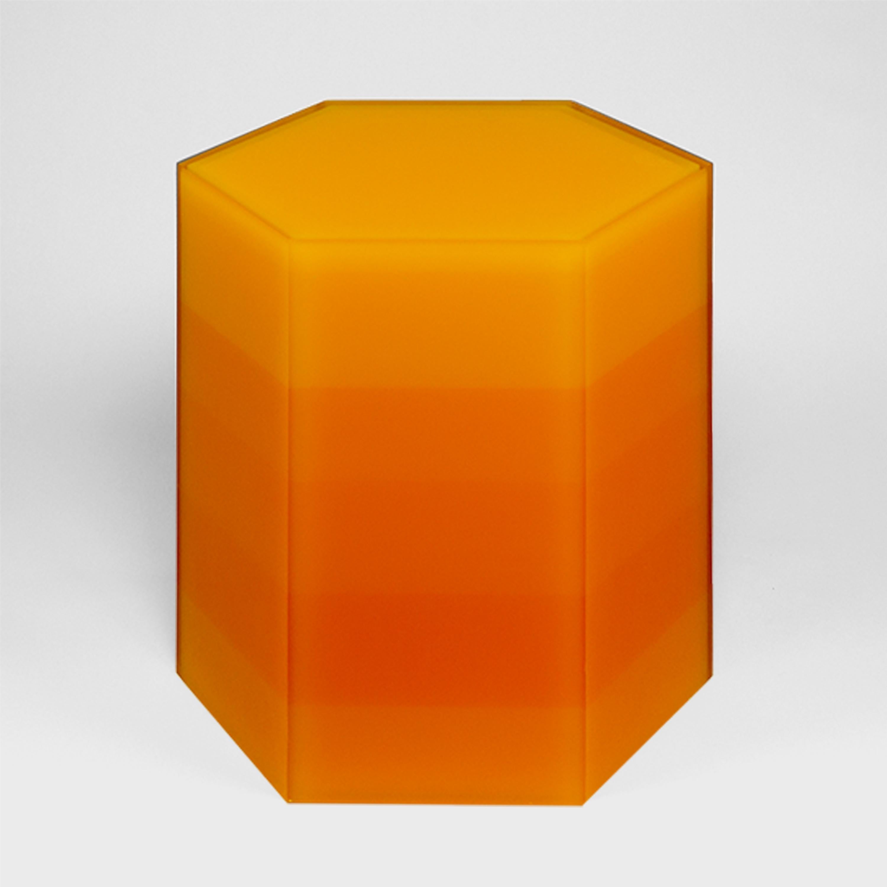 Geometrischer Hex-Kasten in Orange, Beistelltisch / Hocker aus Epoxidharz, von Facture im Zustand „Neu“ im Angebot in New York, NY