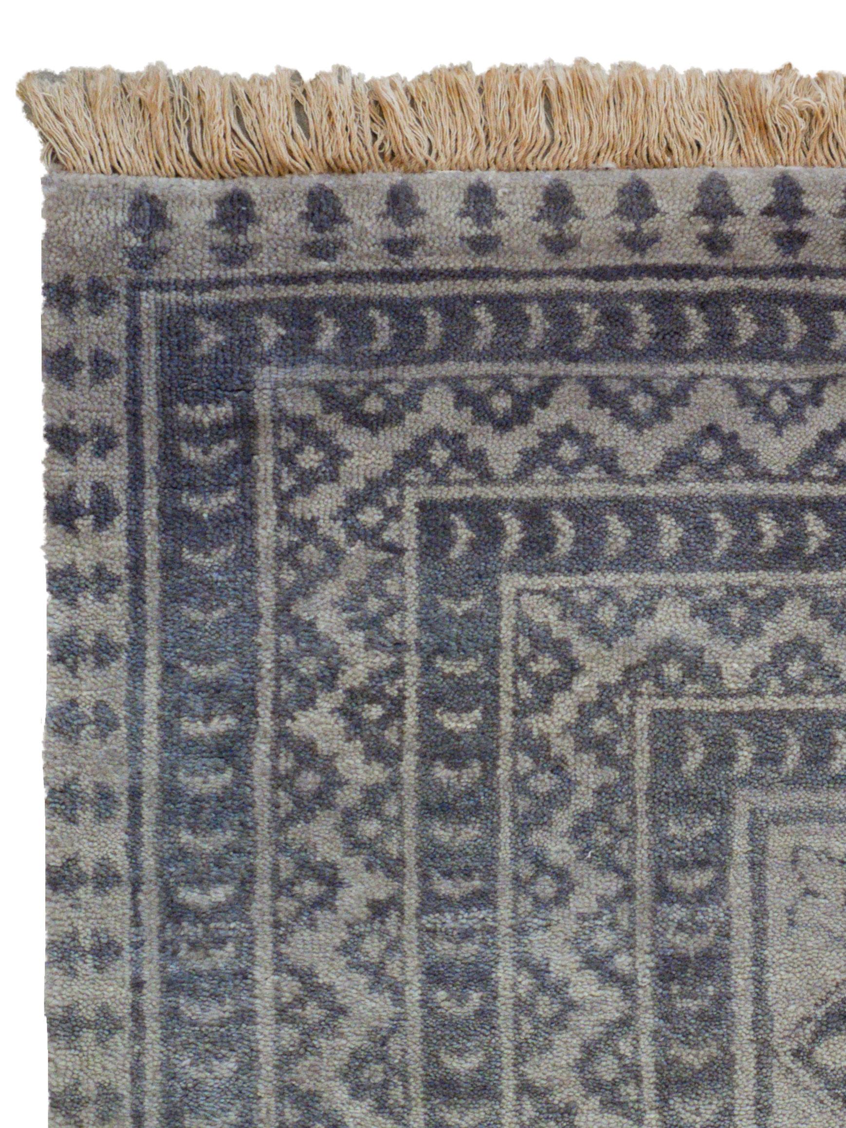 Teinture végétale Tapis persan tribal gris géométrique noué à la main, 9' x 12' en vente
