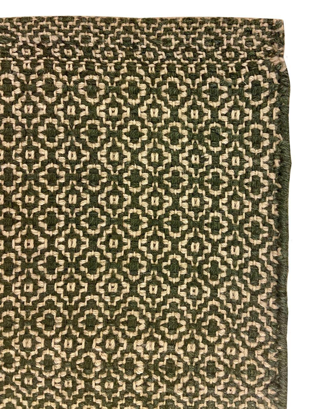 Organico moderno Tappeto moderno organico a trama piatta in lana verde e crema, 2' x 4' in vendita