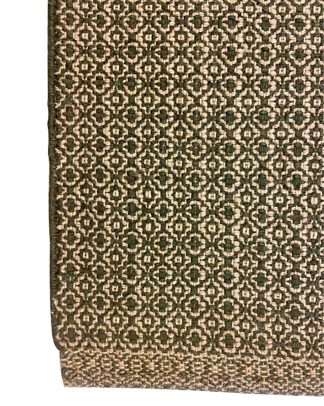 Indiano Tappeto moderno organico a trama piatta in lana verde e crema, 2' x 4' in vendita