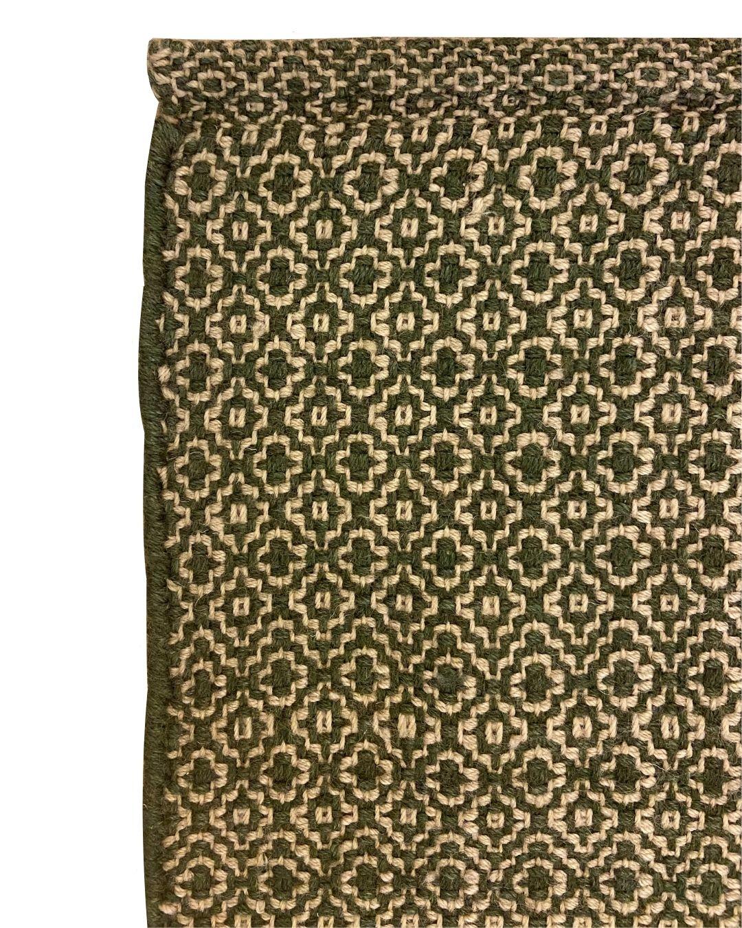 Tintura vegetale Tappeto moderno organico a trama piatta in lana verde e crema, 2' x 4' in vendita