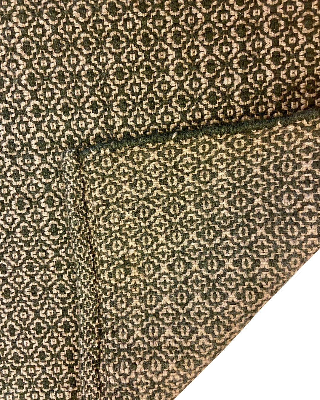 Tappeto moderno organico a trama piatta in lana verde e crema, 2' x 4' In condizioni Nuovo in vendita a New York, NY