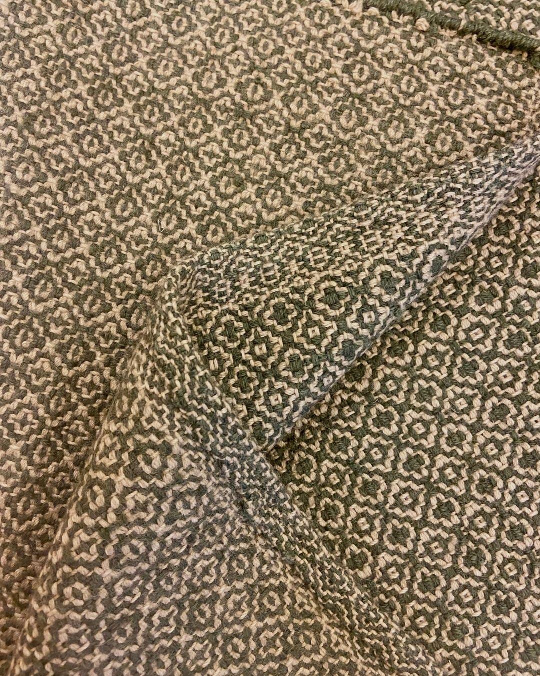 XXI secolo e contemporaneo Tappeto moderno organico a trama piatta in lana verde e crema, 2' x 4' in vendita