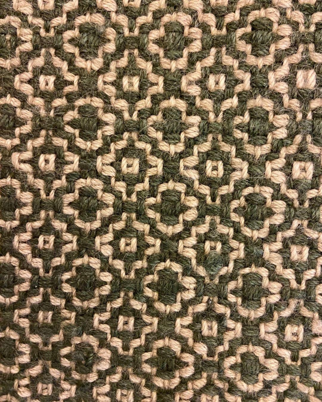 Lana Tappeto moderno organico a trama piatta in lana verde e crema, 2' x 4' in vendita