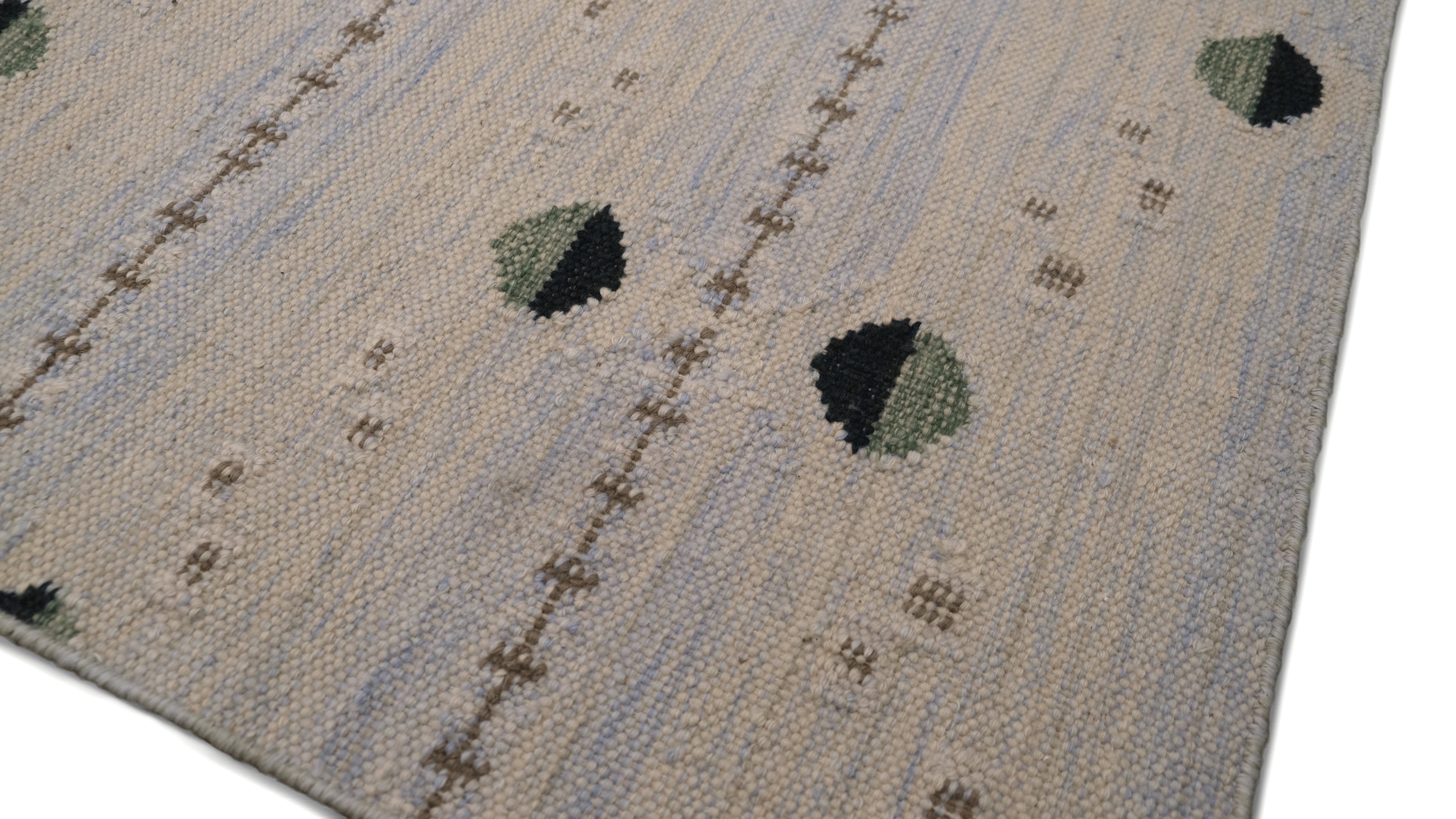 Dieser handgeknüpfte Wollteppich zeigt ein minimalistisches, geometrisches Design mit zarten vertikalen Linien, die von Halbmond-Punkt-Motiven durchsetzt sind. Die moderne, symmetrische Anordnung schafft eine visuell dynamische und dennoch