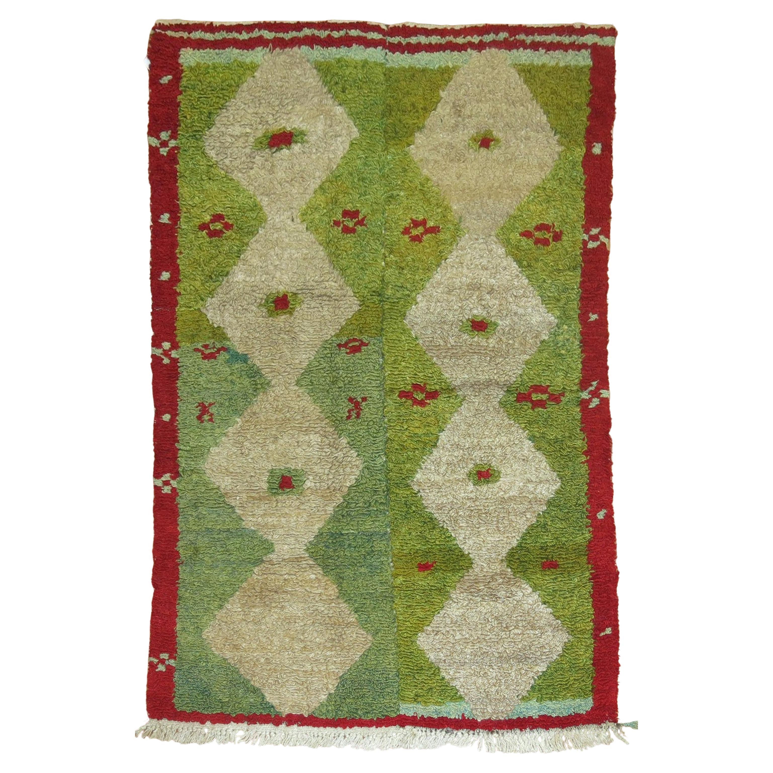 Geometrischer grün-roter türkischer Shag-Teppich im Vintage-Stil