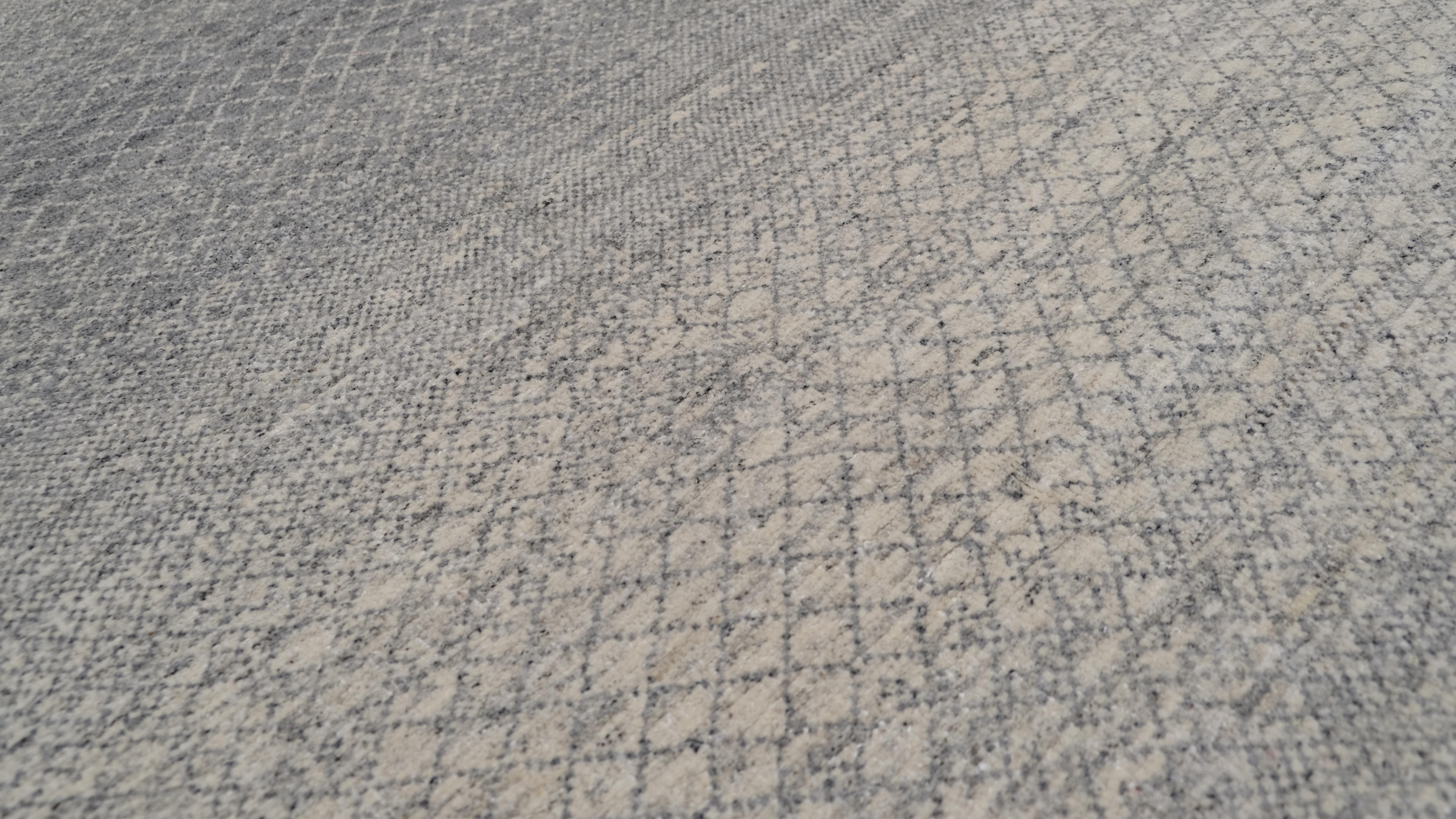 Geometrischer grauer und elfenbeinfarbener Gradient-Wollteppich 8'9''x12'3'' (Asiatisch) im Angebot