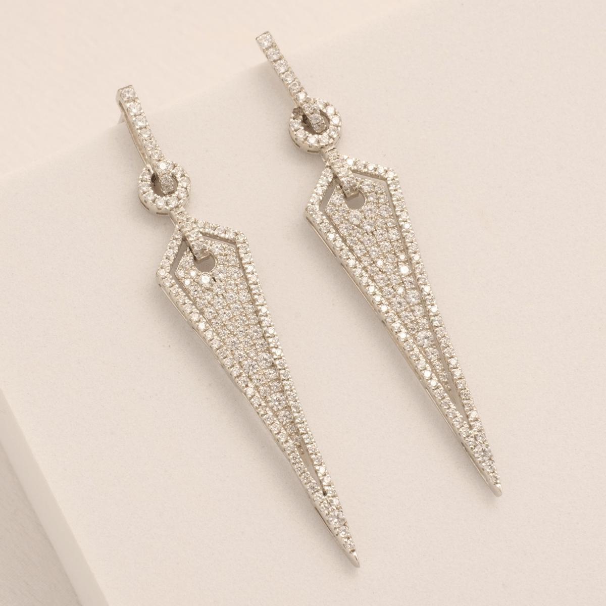 Orecchini geometrici con diamanti a raggiera in oro massiccio 14k (certificati) In condizioni Nuovo in vendita a New Delhi, DL