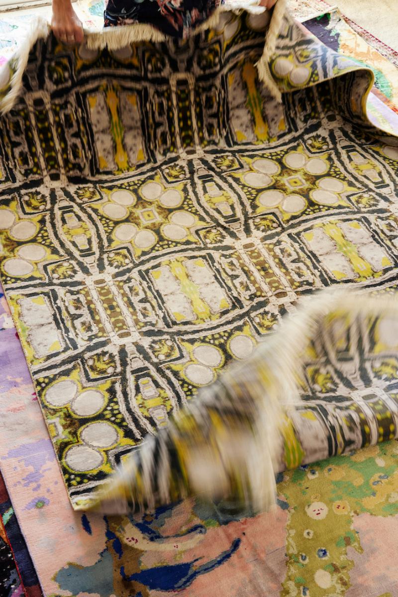 Geometrischer handgewebter Seidenteppich - hergestellt in Kaschmir und entworfen von Dena Lawrence (Moderne) im Angebot