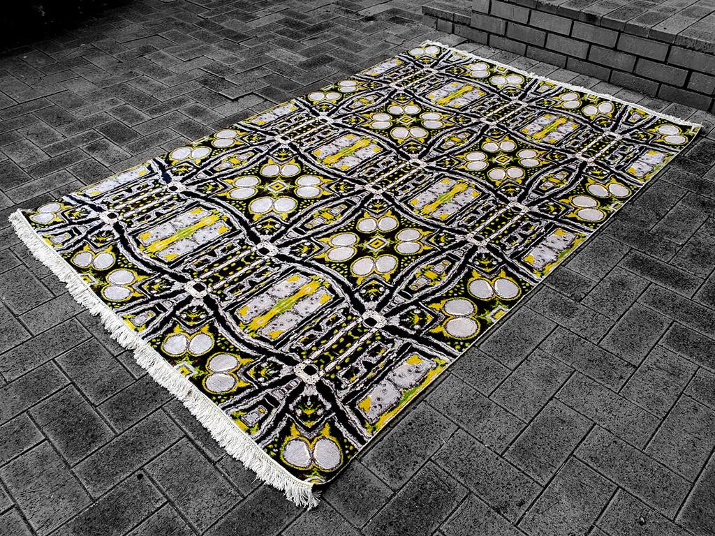 Geometrischer handgewebter Seidenteppich - hergestellt in Kaschmir und entworfen von Dena Lawrence (Handgeknüpft) im Angebot
